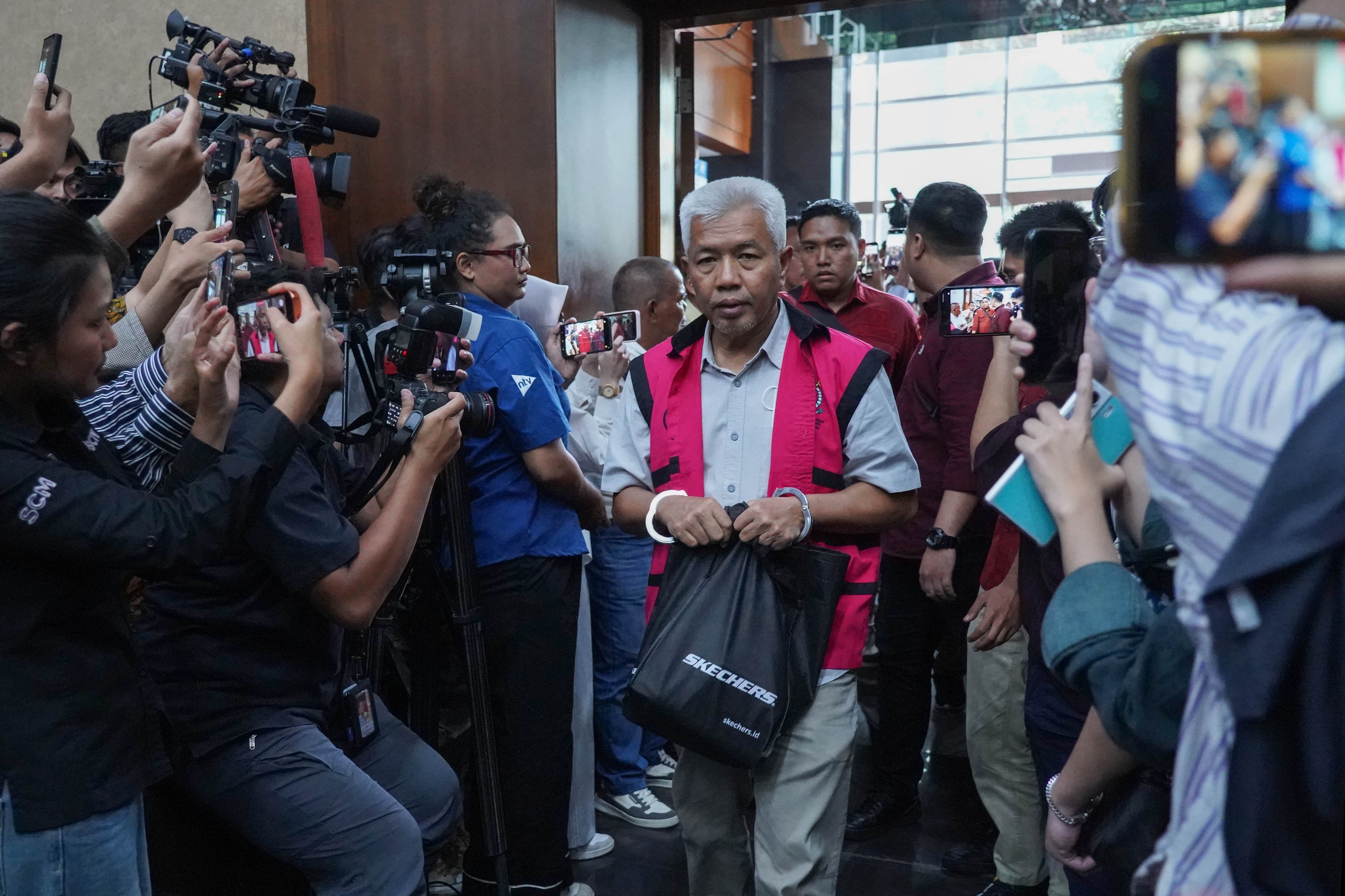 Tersangka kasus dugaan tindak pidana pencucian uang (TPPU) Nurman Herin (tengah) memasuki ruangan untuk menjalani sidang perdana di Pengadilan Tipikor, Jakarta, Rabu (7/10/2026). Sidang tersebut beragendakan pembacaan dakwaan terkait kasus dugaan TPPU yang melibatkan mantan Jampidsus Febrie Adriansyah. 