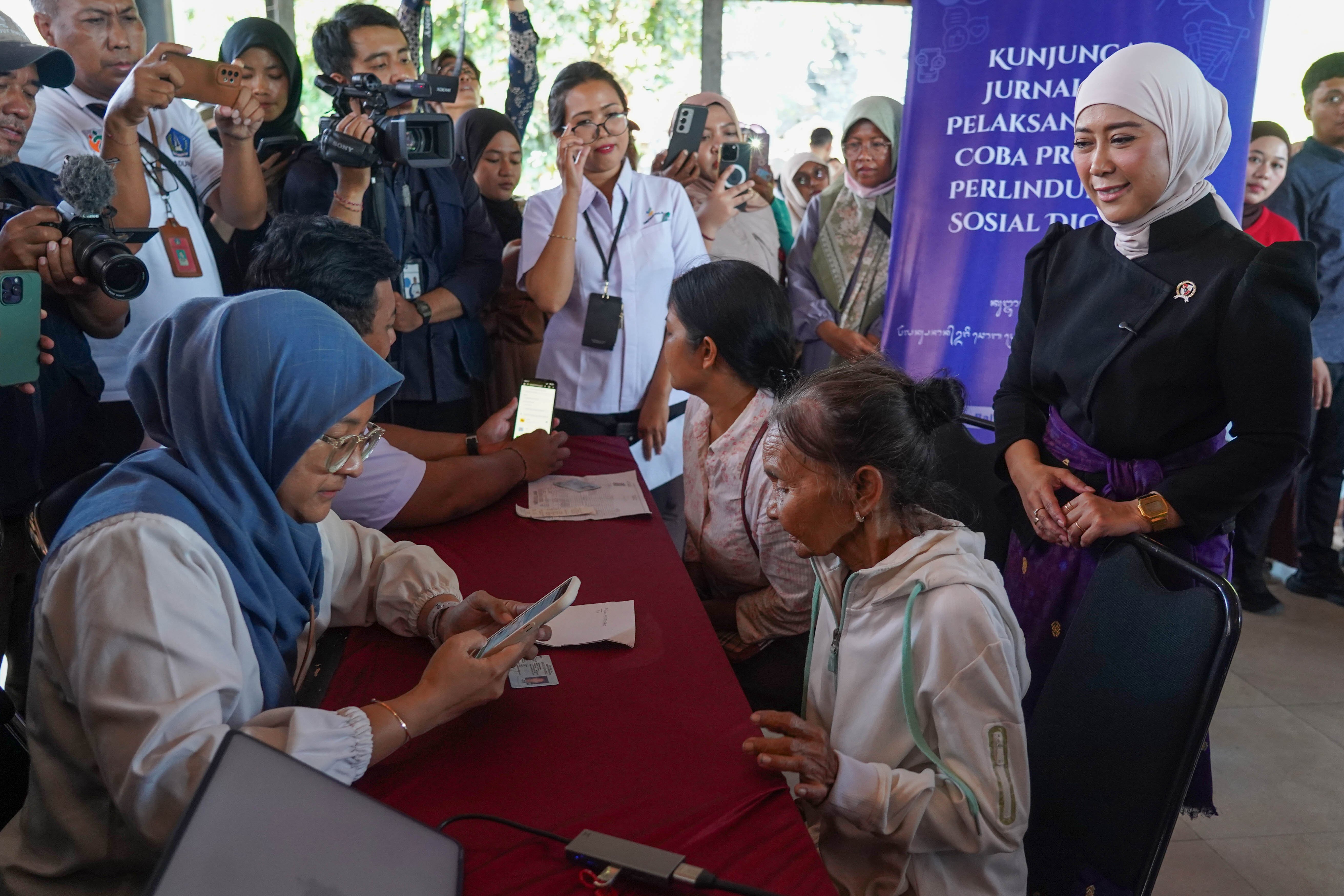 Menteri Komunikasi dan Digital Meutya Hafid (kanan) meninjau pendaftaran Program Perlindungan Sosial (Perlinsos) Digital di Pura Dalem Kahyangan, Legian, Kabupaten Badung, Bali, Jumat (9/10/2026). Berdasarkan data Kementerian Komunikasi dan Digital hingga minggu pertama bulan Oktober 2026 sebanyak 625.858 kepala keluarga (KK) di Bali atau 50,52 persen dari keseluruhan KK di provinsi ini telah teregistrasi melalui portal perlinsos.