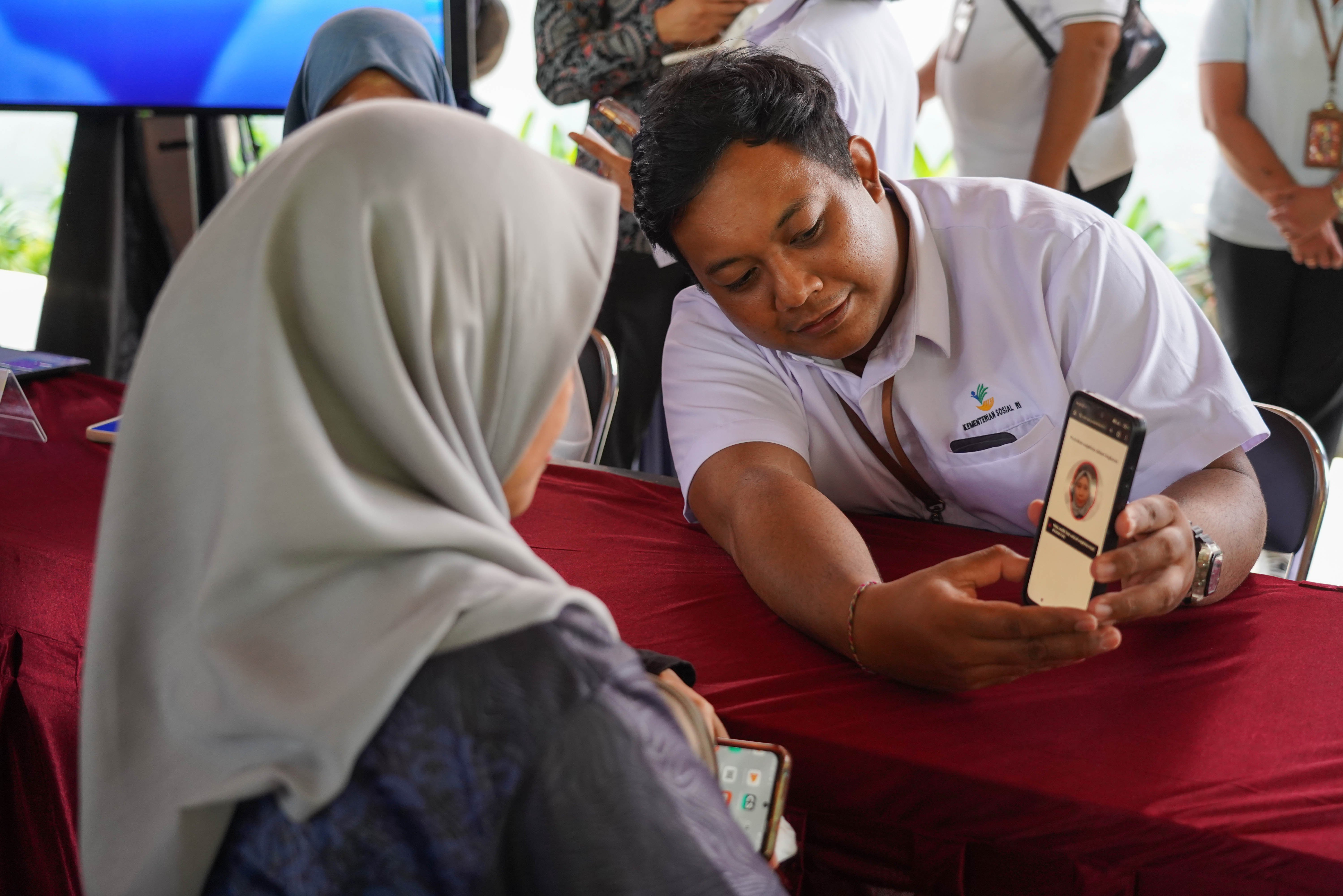 Petugas memotret wajah warga yang melakukan pendaftaran Program Perlindungan Sosial (Perlinsos) Digital di Pura Dalem Kahyangan, Legian, Kabupaten Badung, Bali, Jumat (9/10/2026). Berdasarkan data Kementerian Komunikasi dan Digital hingga minggu pertama bulan Oktober 2026 sebanyak 625.858 kepala keluarga (KK) di Bali atau 50,52 persen dari keseluruhan KK di provinsi ini telah teregistrasi melalui portal perlinsos.