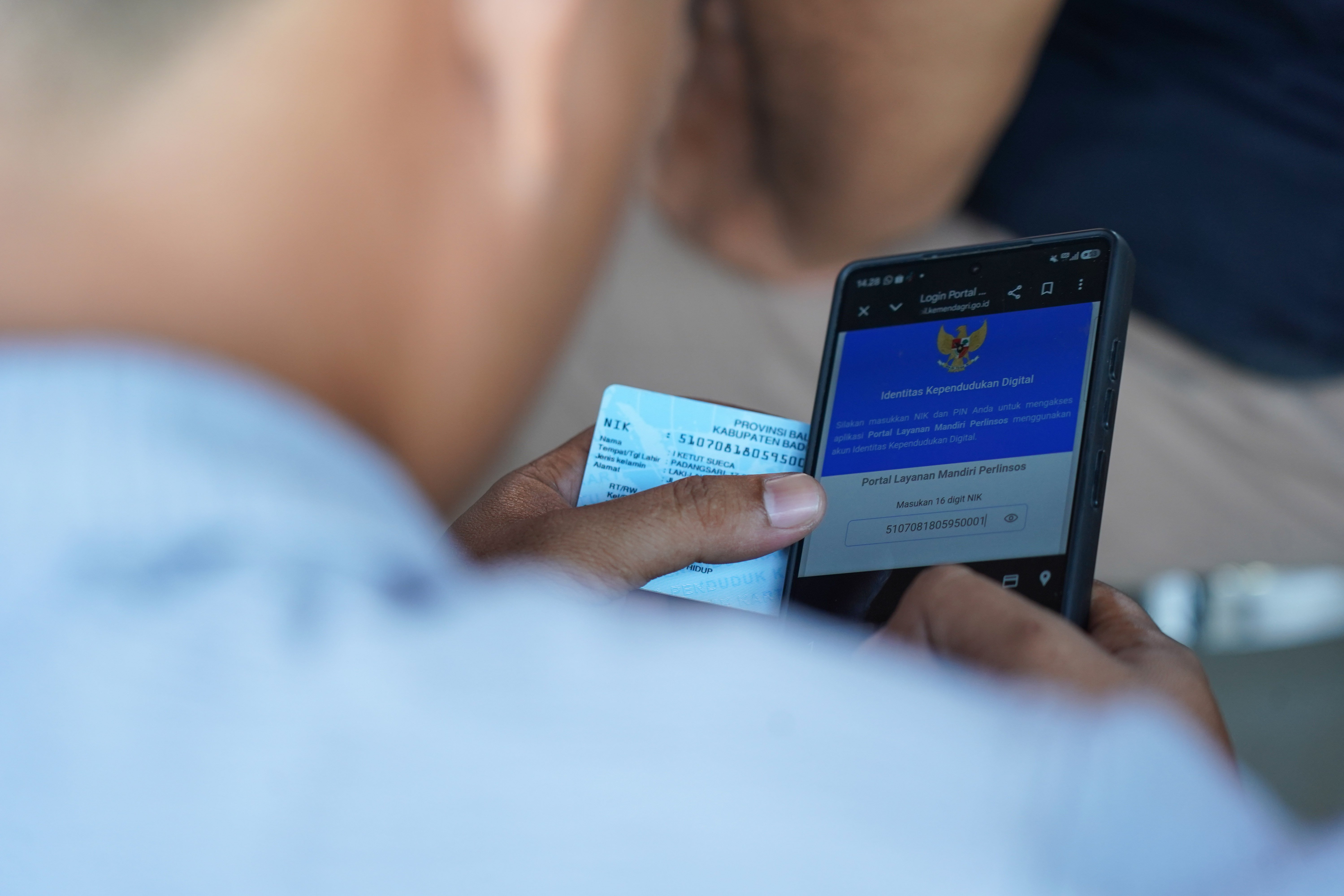 Warga melakukan pendaftaran Program Perlindungan Sosial (Perlinsos) Digital di Pura Dalem Kahyangan, Legian, Kabupaten Badung, Bali, Jumat (9/10/2026). Berdasarkan data Kementerian Komunikasi dan Digital hingga minggu pertama bulan Oktober 2026 sebanyak 625.858 kepala keluarga (KK) di Bali atau 50,52 persen dari keseluruhan KK di provinsi ini telah teregistrasi melalui portal perlinsos.