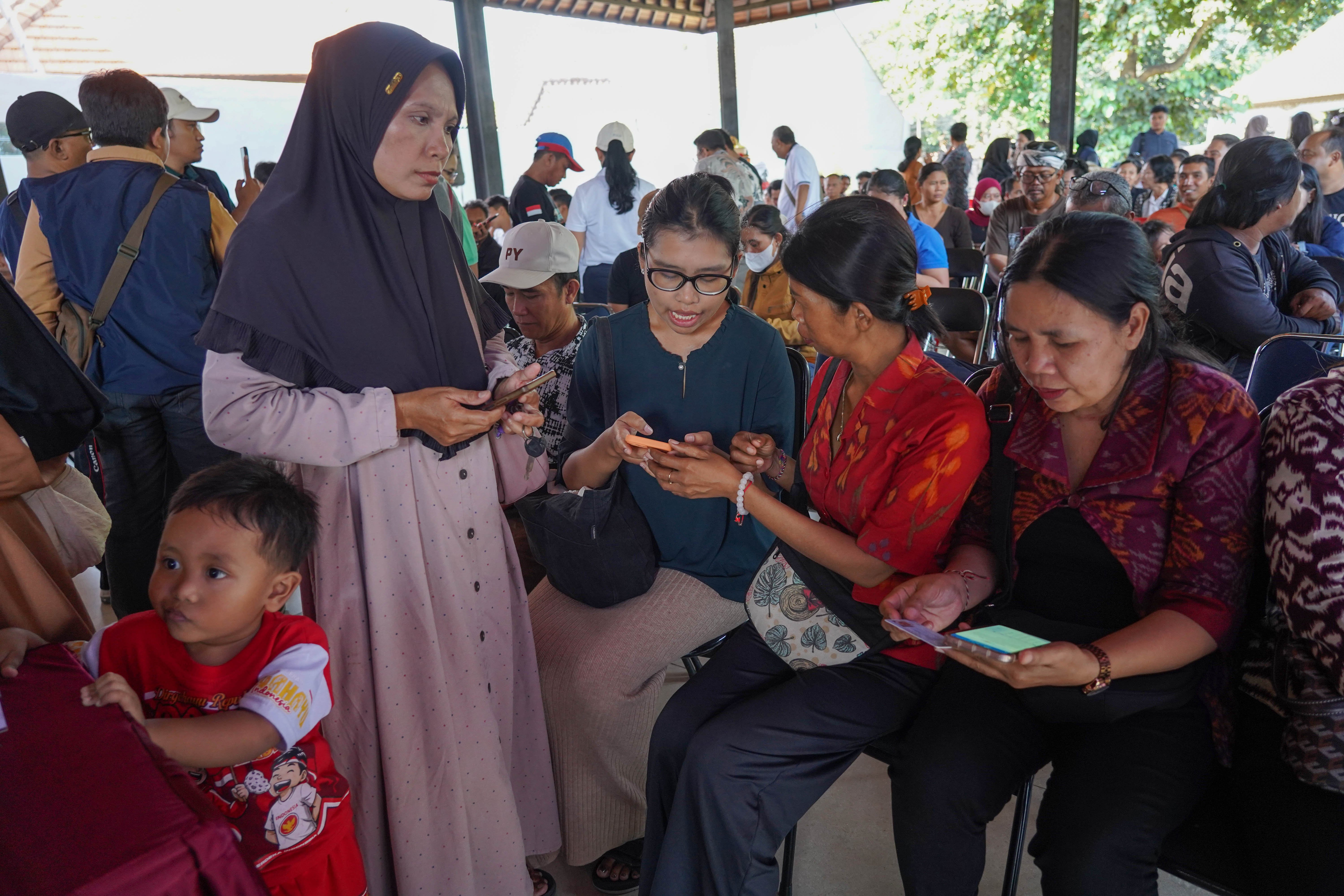 Warga menyiapkan Kartu Tanda Penduduk (KTP) saat hendak mendaftar Program Perlindungan Sosial (Perlinsos) Digital di Pura Dalem Kahyangan, Legian, Kabupaten Badung, Bali, Jumat (9/10/2026). Berdasarkan data Kementerian Komunikasi dan Digital hingga minggu pertama bulan Oktober 2026 sebanyak 625.858 kepala keluarga (KK) di Bali atau 50,52 persen dari keseluruhan KK di provinsi ini telah teregistrasi melalui portal perlinsos.