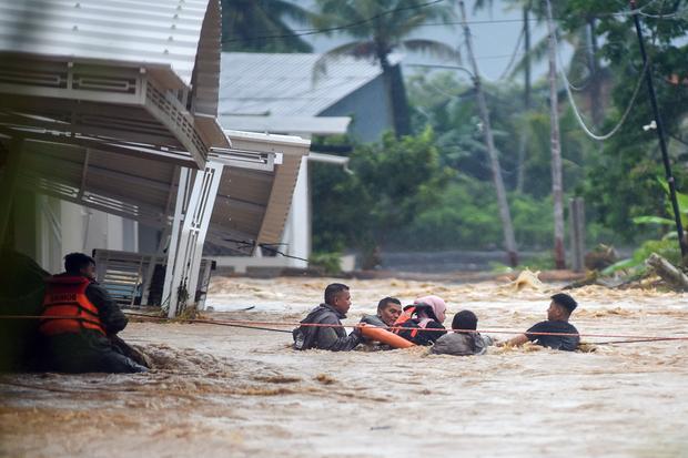 Tim SAR dari Brimob Polda Sumbar mengevakuasi warga saat banjir bandang menerjang kawasan Lumin Park di Padang, Sumatera Barat, Sabtu (10/10/2026). Banjir bandang menerjang sejumlah kecamatan di Kota Padang pascahujan dengan intensitas tinggi yang turun pada Sabtu (10/10) siang dan mengakibatkan permukiman penduduk terdampak sehingga warga dievakuasi ke tempat yang lebih aman.