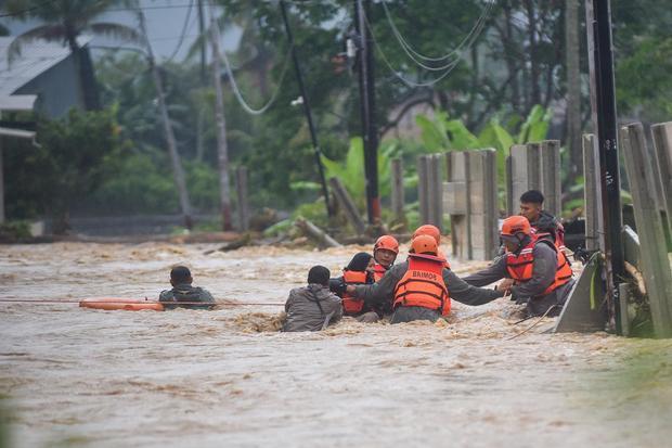 Tim SAR dari Brimob Polda Sumbar mengevakuasi warga saat banjir bandang menerjang kawasan Lumin Park di Padang, Sumatera Barat, Sabtu (10/10/2026). Banjir bandang menerjang sejumlah kecamatan di Kota Padang pascahujan dengan intensitas tinggi yang turun pada Sabtu (10/10) siang dan mengakibatkan permukiman penduduk terdampak sehingga warga dievakuasi ke tempat yang lebih aman.