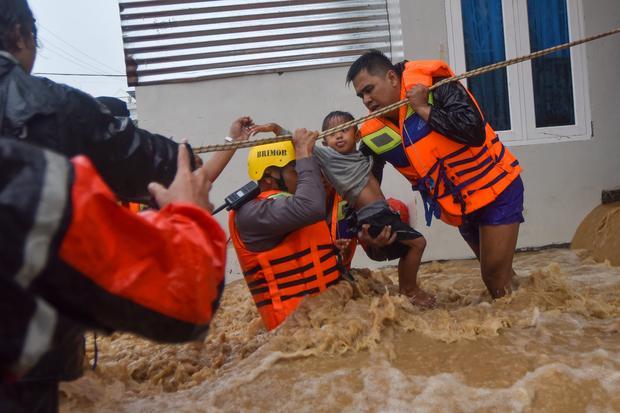 Tim SAR gabungan mengevakuasi seorang anak saat banjir bandang menerjang kawasan Lumin Park di Padang, Sumatera Barat, Sabtu (10/10/2026). Banjir bandang menerjang sejumlah kecamatan di Kota Padang pascahujan dengan intensitas tinggi yang turun pada Sabtu (10/10) siang dan mengakibatkan permukiman penduduk terdampak sehingga warga dievakuasi ke tempat yang lebih aman.