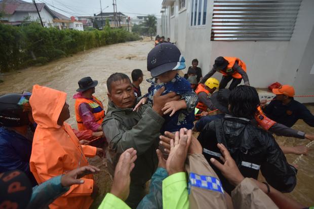 Tim SAR gabungan mengevakuasi warga saat banjir bandang menerjang kawasan Lumin Park di Padang, Sumatera Barat, Sabtu (10/10/2026). Banjir bandang menerjang sejumlah kecamatan di Kota Padang pascahujan dengan intensitas tinggi yang turun pada Sabtu (10/10) siang dan mengakibatkan permukiman penduduk terdampak sehingga warga dievakuasi ke tempat yang lebih aman.