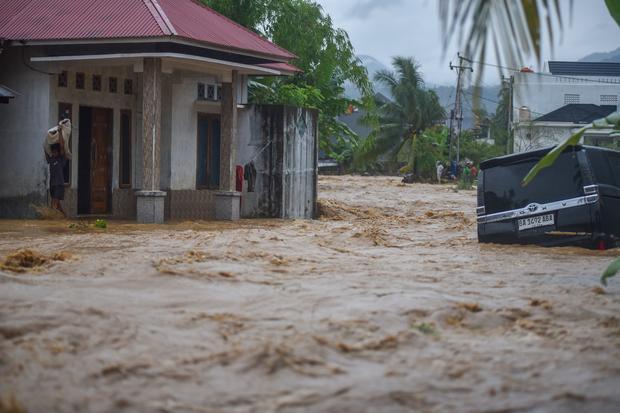 Warga menyelamatkan barang-barangnya saat banjir bandang menerjang Kampung Apa di Padang, Sumatera Barat, Sabtu (10/10/2026). Banjir bandang menerjang sejumlah kecamatan di Kota Padang pascahujan dengan intensitas tinggi yang turun pada Sabtu (10/10) siang dan mengakibatkan permukiman penduduk terdampak sehingga warga dievakuasi ke tempat yang lebih aman.