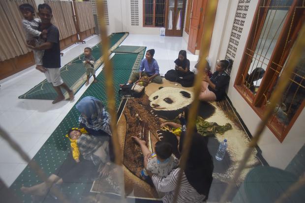Warga terdampak bencana banjir bandang mengungsi di Masjid Al Hijrah Kampung Apa di Padang, Sumatera Barat, Sabtu (10/10/2026). Sebanyak 59 kepala keluarga yang rumahnya terdampak banjir bandang mengungsi di masjid tersebut, sementara sebagian dari mereka memilih menginap di tempat sanak saudara.