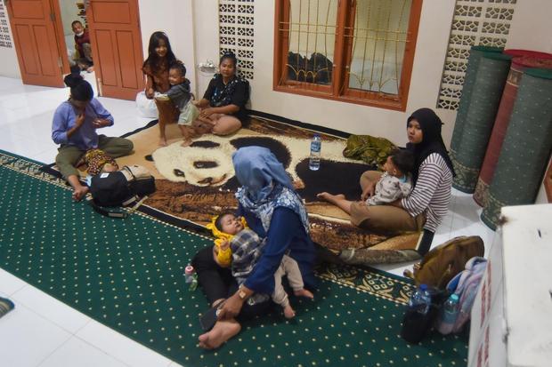 Warga terdampak bencana banjir bandang mengungsi di Masjid Al Hijrah Kampung Apa di Padang, Sumatera Barat, Sabtu (10/10/2026). Sebanyak 59 kepala keluarga yang rumahnya terdampak banjir bandang mengungsi di masjid tersebut, sementara sebagian dari mereka memilih menginap di tempat sanak saudara.