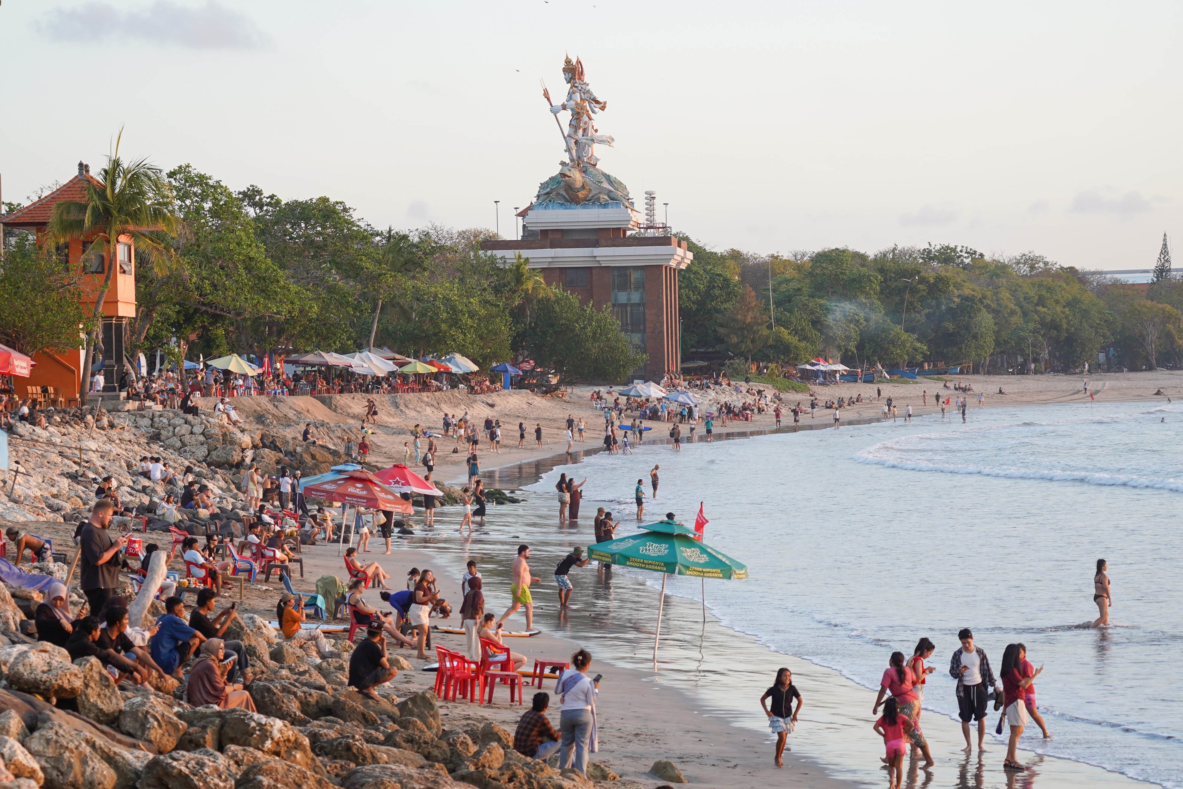 Wisatawan berkunjung ke Pantai Kuta di Kabupaten Badung, Bali, Kamis (8/10/2026). Pantai yang memiliki luas sekitar 2,5 kilometer ini dikenal sebagai salah satu destinasi wisata di Pulau Dewata yang menawarkan pesona keindahan mulai dari hamparan pasir putih, ombak yang ideal untuk berselancar hingga pemandangan sunset yang memukau.