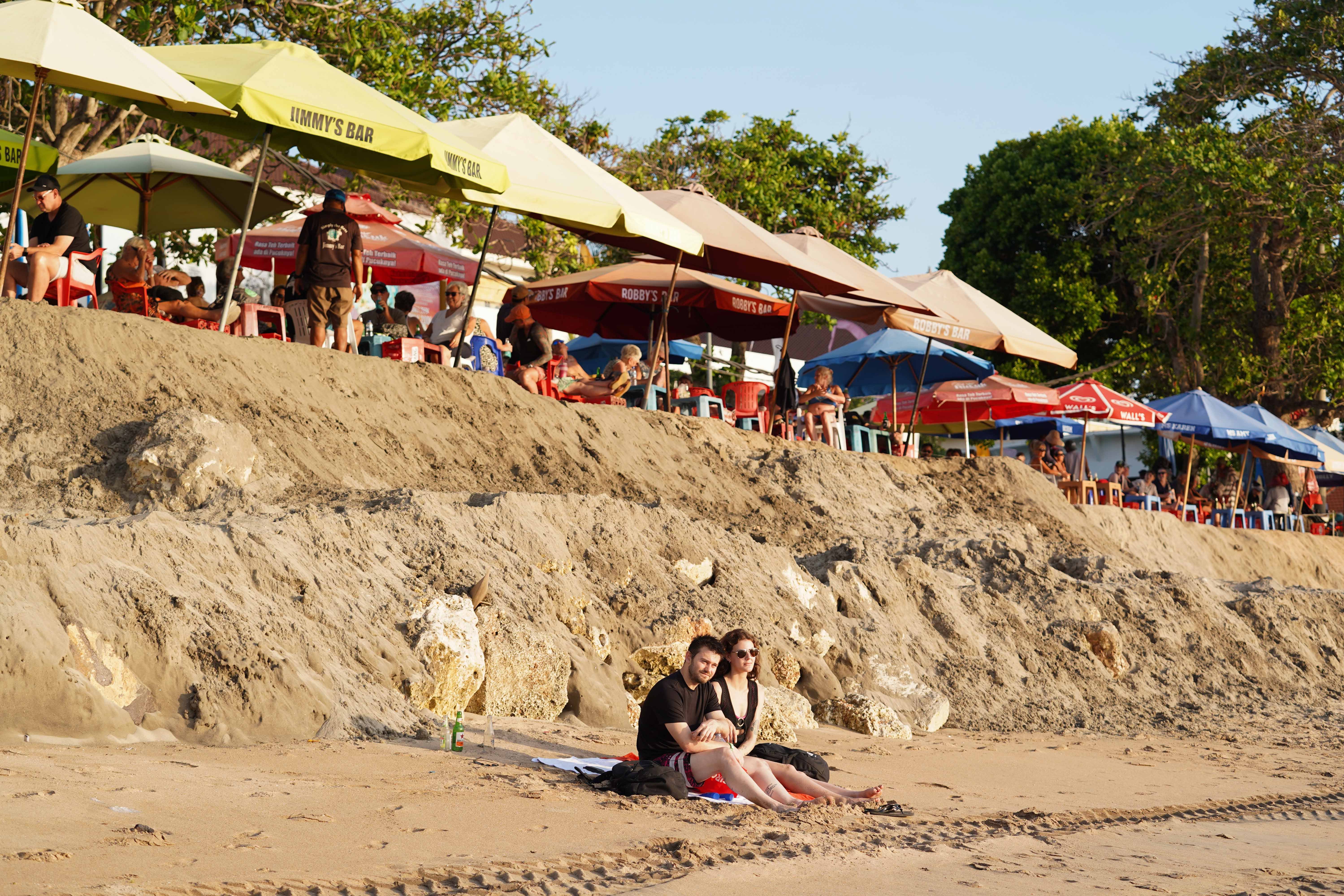 Wisatawan bersantai saat berkunjung ke Pantai Kuta di Kabupaten Badung, Bali, Kamis (8/10/2026). Pantai yang memiliki luas sekitar 2,5 kilometer ini dikenal sebagai salah satu destinasi wisata di Pulau Dewata yang menawarkan pesona keindahan mulai dari hamparan pasir putih, ombak yang ideal untuk berselancar hingga pemandangan sunset yang memukau.