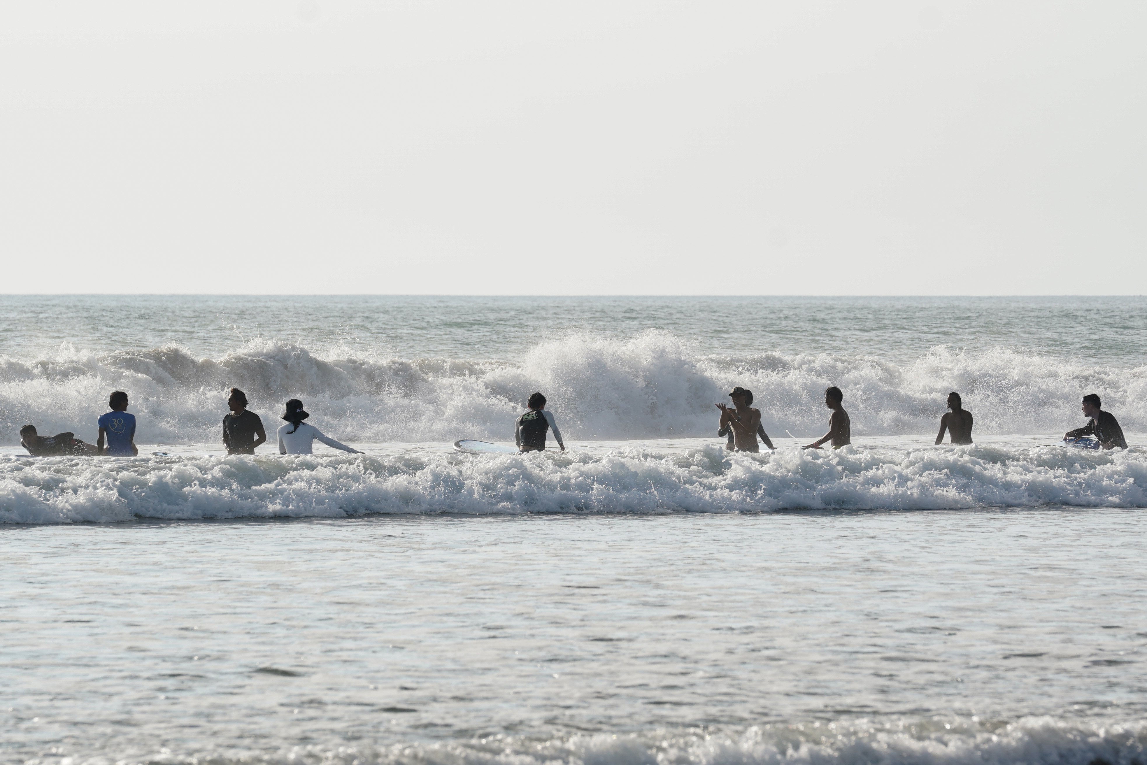 Wisatawan berenang saat berkunjung ke Pantai Kuta di Kabupaten Badung, Bali, Kamis (8/10/2026). Pantai yang memiliki luas sekitar 2,5 kilometer ini dikenal sebagai salah satu destinasi wisata di Pulau Dewata yang menawarkan pesona keindahan mulai dari hamparan pasir putih, ombak yang ideal untuk berselancar hingga pemandangan sunset yang memukau.
