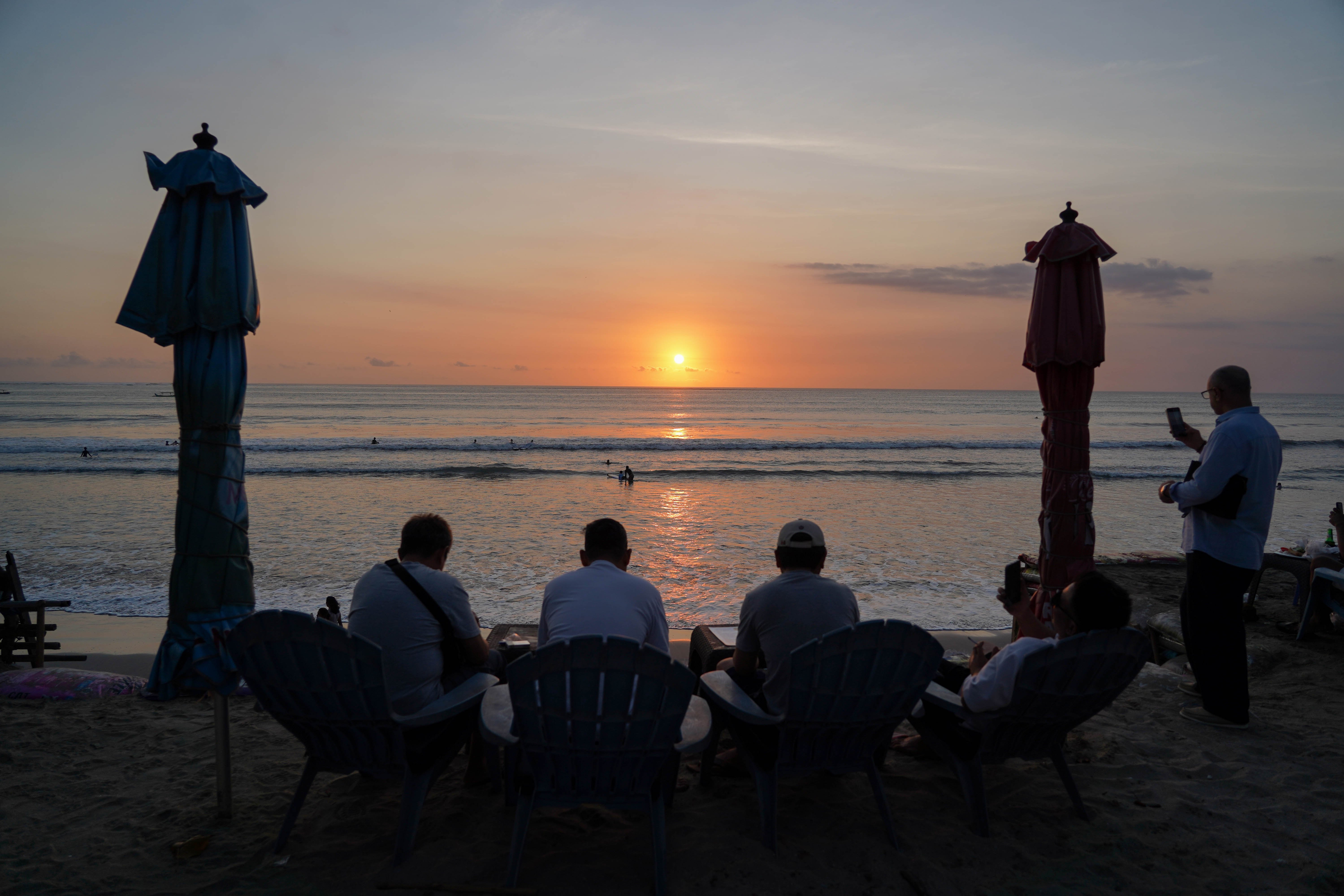 Wisatawan melihat matahari terbenam saat berkunjung ke Pantai Kuta di Kabupaten Badung, Bali, Kamis (8/10/2026). Pantai yang memiliki luas sekitar 2,5 kilometer ini dikenal sebagai salah satu destinasi wisata di Pulau Dewata yang menawarkan pesona keindahan mulai dari hamparan pasir putih, ombak yang ideal untuk berselancar hingga pemandangan sunset yang memukau.