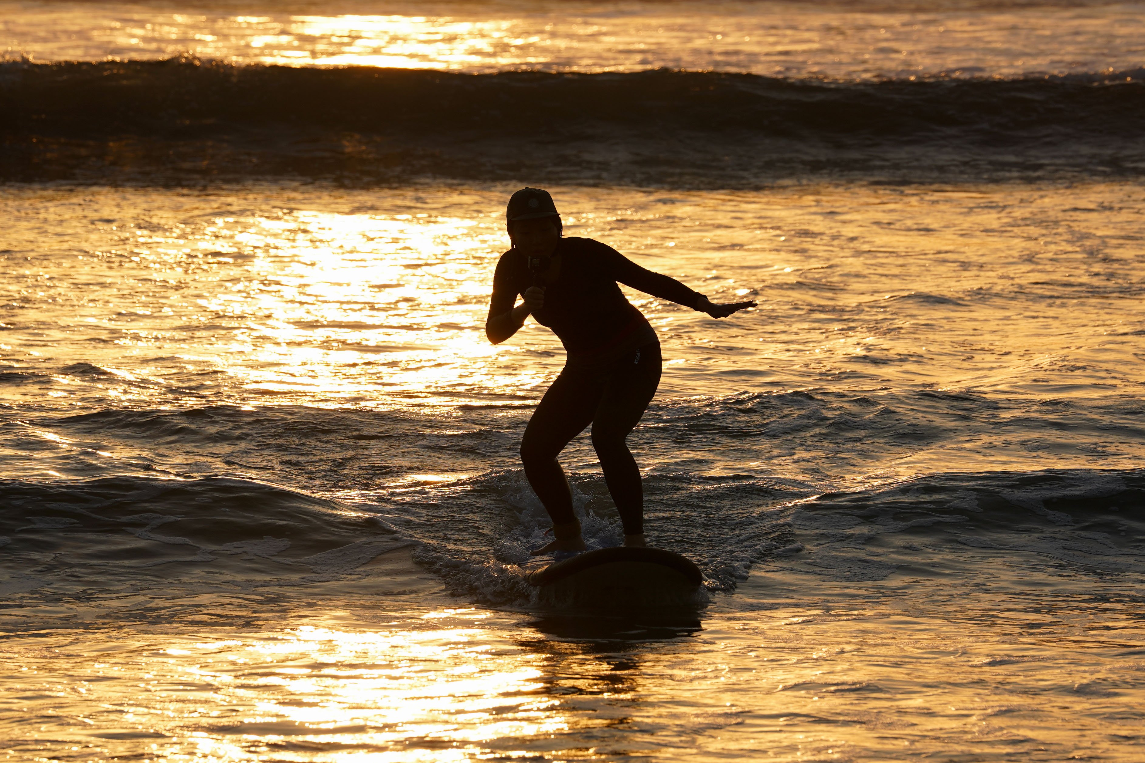 Wisatawan berselancar saat berkunjung ke Pantai Kuta di Kabupaten Badung, Bali, Kamis (8/10/2026). Pantai yang memiliki luas sekitar 2,5 kilometer ini dikenal sebagai salah satu destinasi wisata di Pulau Dewata yang menawarkan pesona keindahan mulai dari hamparan pasir putih, ombak yang ideal untuk berselancar hingga pemandangan sunset yang memukau.