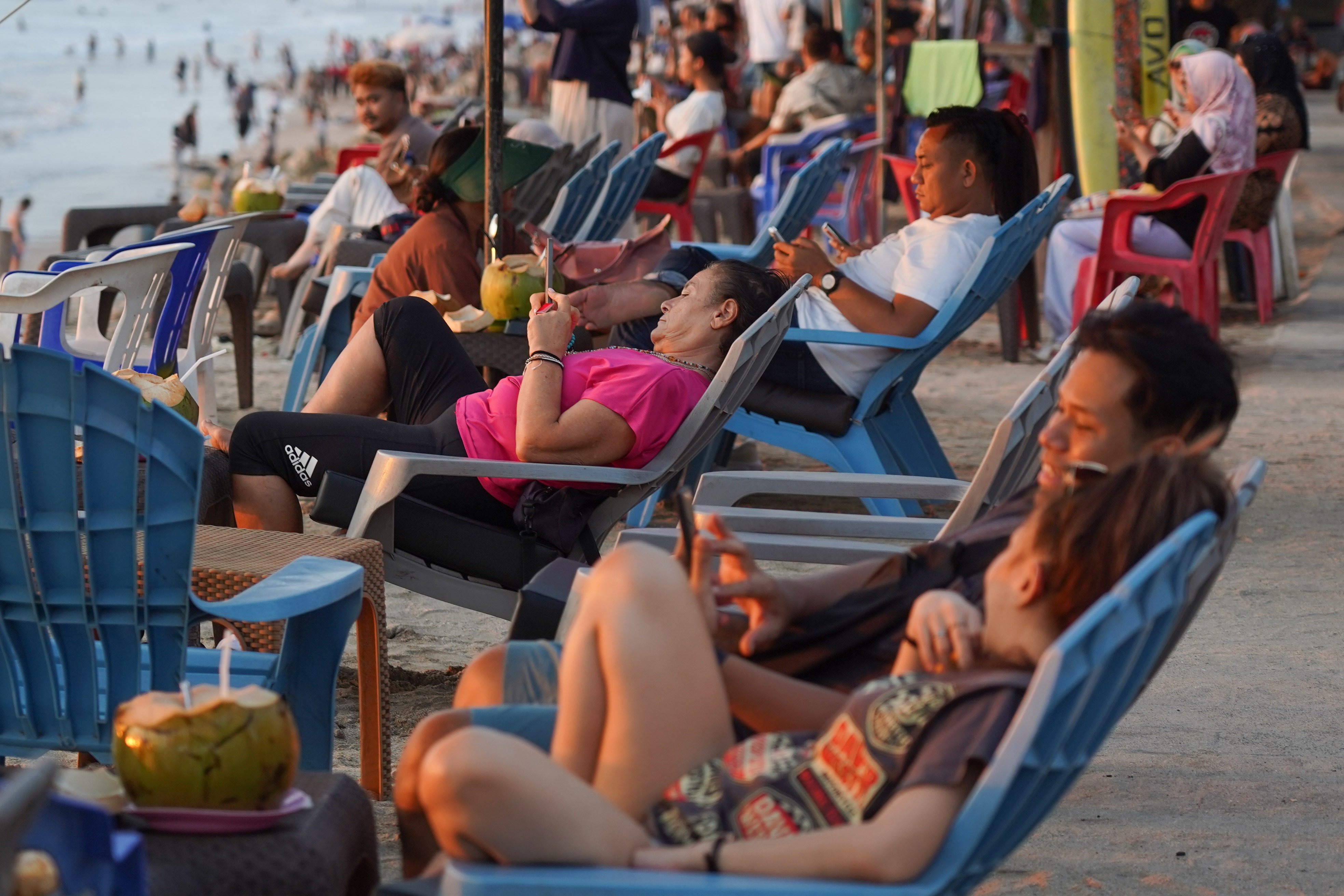 Wisatawan bersantai saat berkunjung ke Pantai Kuta di Kabupaten Badung, Bali, Kamis (8/10/2026). Pantai yang memiliki luas sekitar 2,5 kilometer ini dikenal sebagai salah satu destinasi wisata di Pulau Dewata yang menawarkan pesona keindahan mulai dari hamparan pasir putih, ombak yang ideal untuk berselancar hingga pemandangan sunset yang memukau.