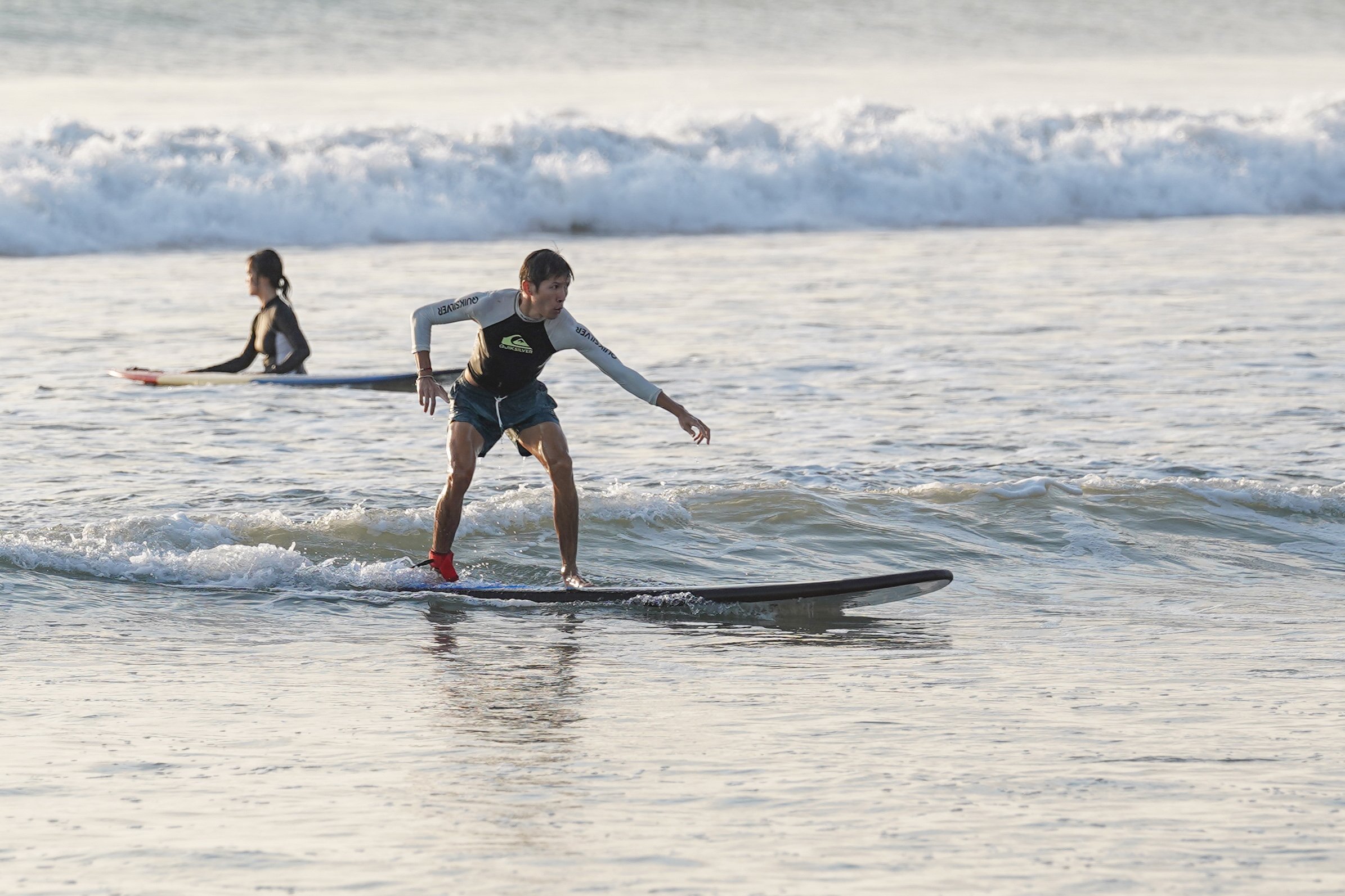 Wisatawan berselancar saat berkunjung ke Pantai Kuta di Kabupaten Badung, Bali, Kamis (8/10/2026). Pantai yang memiliki luas sekitar 2,5 kilometer ini dikenal sebagai salah satu destinasi wisata di Pulau Dewata yang menawarkan pesona keindahan mulai dari hamparan pasir putih, ombak yang ideal untuk berselancar hingga pemandangan sunset yang memukau.