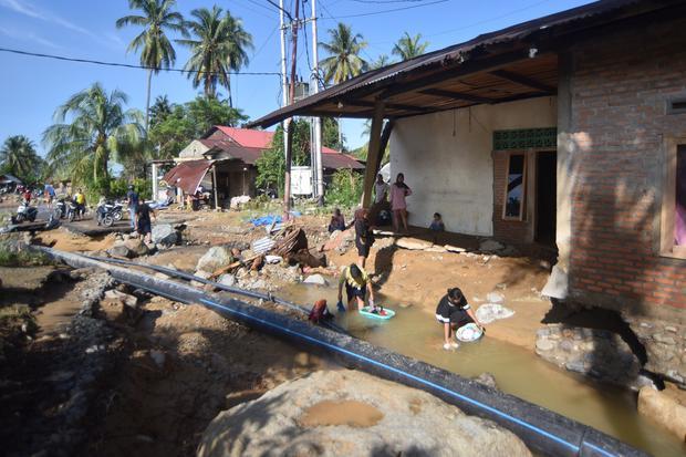 Warga membersihkan barang-barang mereka dari lumpur di rumahnya yang rusak terdampak banjir bandang di Guo, Kuranji, Padang, Sumatera Barat, Minggu (11/10/2026). BPBD Padang mencatat sebanyak 498 jiwa di dua kecamatan terparah terdampak banjir bandang yang terjadi pada Sabtu (10/10/2026) dengan 120 unit rumah terendam, 4 rumah rusak sedang dan 1 rumah rusak berat, bendungan rusak serta akses jalan terputus.