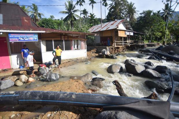 Warga membersihkan rumahnya dari lumpur di rumahnya yang rusak terdampak banjir bandang di Guo, Kuranji, Padang, Sumatera Barat, Minggu (11/10/2026). BPBD Padang mencatat sebanyak 498 jiwa di dua kecamatan terparah terdampak banjir bandang yang terjadi pada Sabtu (10/10/2026) dengan 120 unit rumah terendam, 4 rumah rusak sedang dan 1 rumah rusak berat, bendungan rusak serta akses jalan terputus.