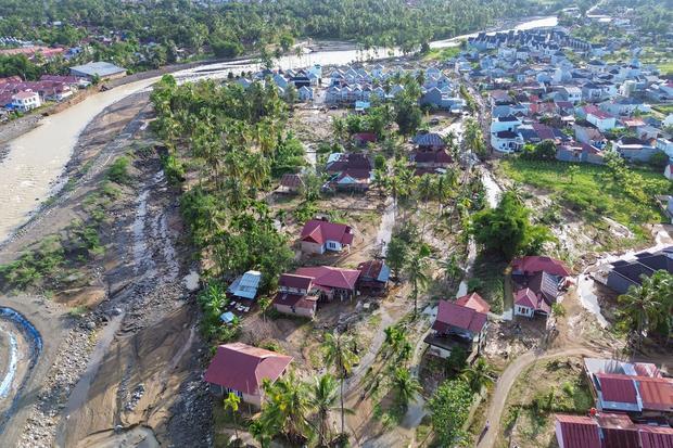 Foto udara permukiman penduduk terdampak banjir bandang di Kampung Apa, Lubuk Minturun, Padang, Sumatera Barat, Minggu (11/10/2026). BPBD Padang mencatat sebanyak 498 jiwa di dua kecamatan terparah terdampak banjir bandang yang terjadi pada Sabtu (10/10/2026) dengan 120 unit rumah terendam, 4 rumah rusak sedang dan 1 rumah rusak berat, bendungan rusak serta akses jalan terputus.