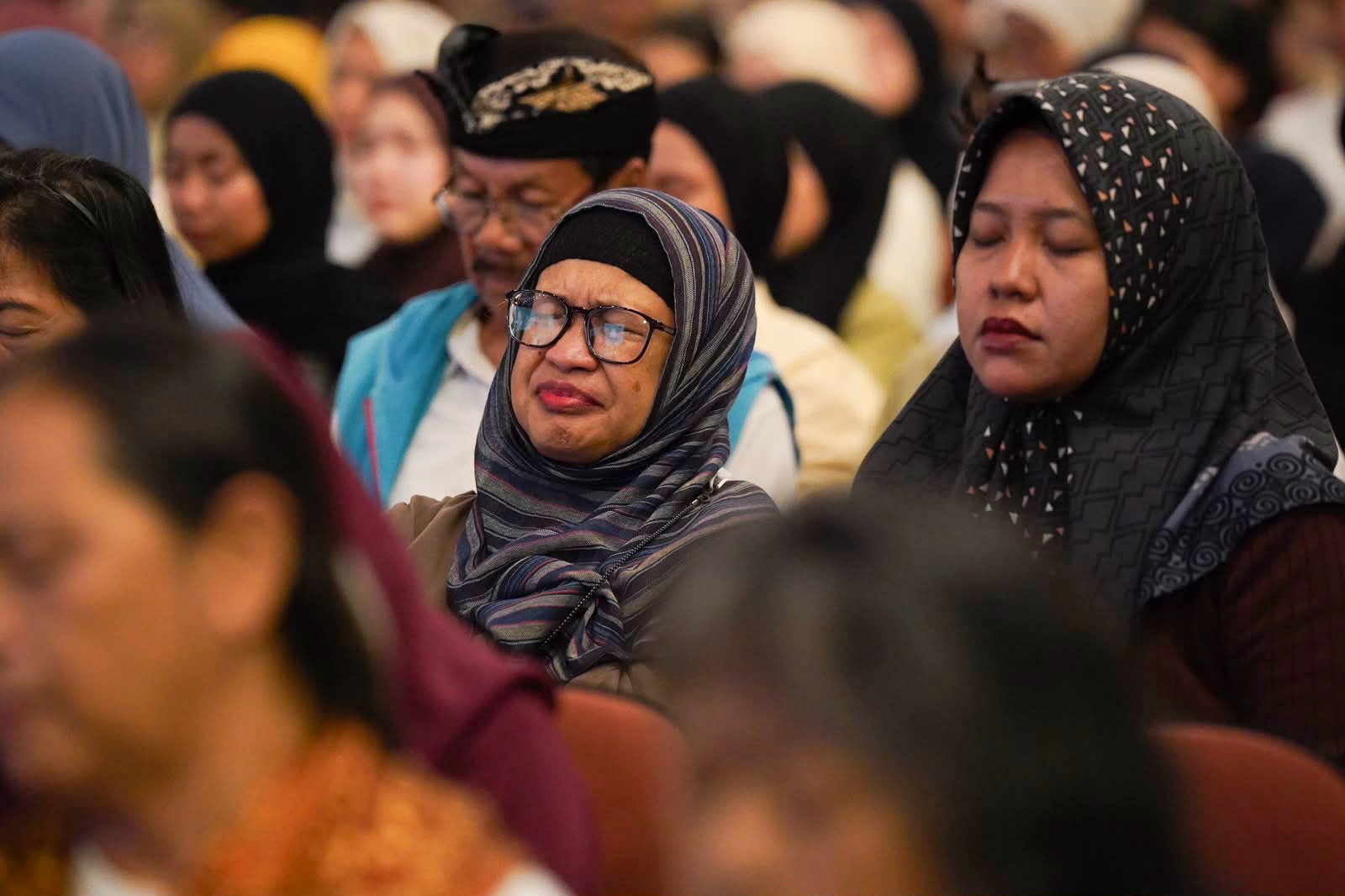 Sejumlah peserta mengikuti sesi meditasi pada kegiatan diskusi dan meditasi Tata Hati Indonesia di Gedung Graha Sabha Pramana, Universitas Gadjah Mada, Yogyakarta, Sabtu (10/10/2026). Acara yang bertepatan dengan Hari Kesehatan Mental Dunia dan dihadiri sekitar 3.000 peserta ini menjadi wadah untuk menjaga kesehatan batin dan mental.