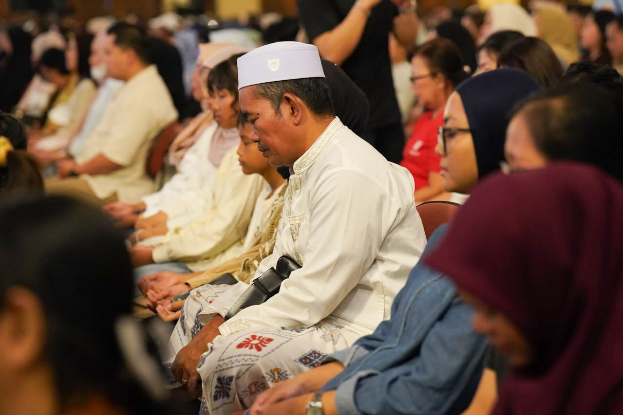 Sejumlah peserta mengikuti sesi meditasi pada kegiatan diskusi dan meditasi Tata Hati Indonesia di Gedung Graha Sabha Pramana, Universitas Gadjah Mada, Yogyakarta, Sabtu (10/10/2026). Acara yang bertepatan dengan Hari Kesehatan Mental Dunia dan dihadiri sekitar 3.000 peserta ini menjadi wadah untuk menjaga kesehatan batin dan mental.
