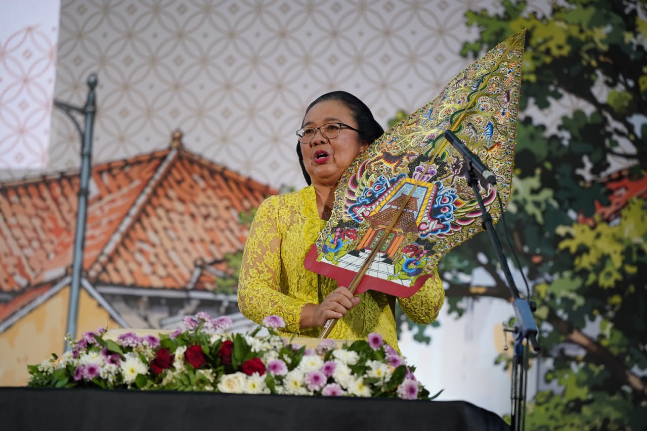 Pendiri Yayasan Cahaya Cinta Kasih (YCCK) sekaligus guru meditasi, Bunda Arsaningsih membuka kegiatan diskusi dan meditasi Tata Hati Indonesia di Gedung Graha Sabha Pramana, Universitas Gadjah Mada, Yogyakarta, Sabtu (10/10/2026). Acara yang bertepatan dengan Hari Kesehatan Mental Dunia dan dihadiri sekitar 3.000 peserta ini menjadi wadah untuk menjaga kesehatan batin dan mental.