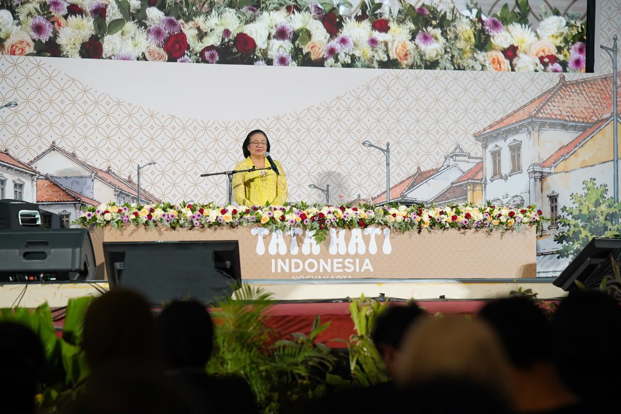 Pendiri Yayasan Cahaya Cinta Kasih (YCCK) sekaligus guru meditasi, Bunda Arsaningsih memandu peserta dalam sesi meditasi pada kegiatan diskusi dan meditasi Tata Hati Indonesia di Gedung Graha Sabha Pramana, Universitas Gadjah Mada, Yogyakarta, Sabtu (10/10/2026). Acara yang bertepatan dengan Hari Kesehatan Mental Dunia dan dihadiri sekitar 3.000 peserta ini menjadi wadah untuk menjaga kesehatan batin dan mental.