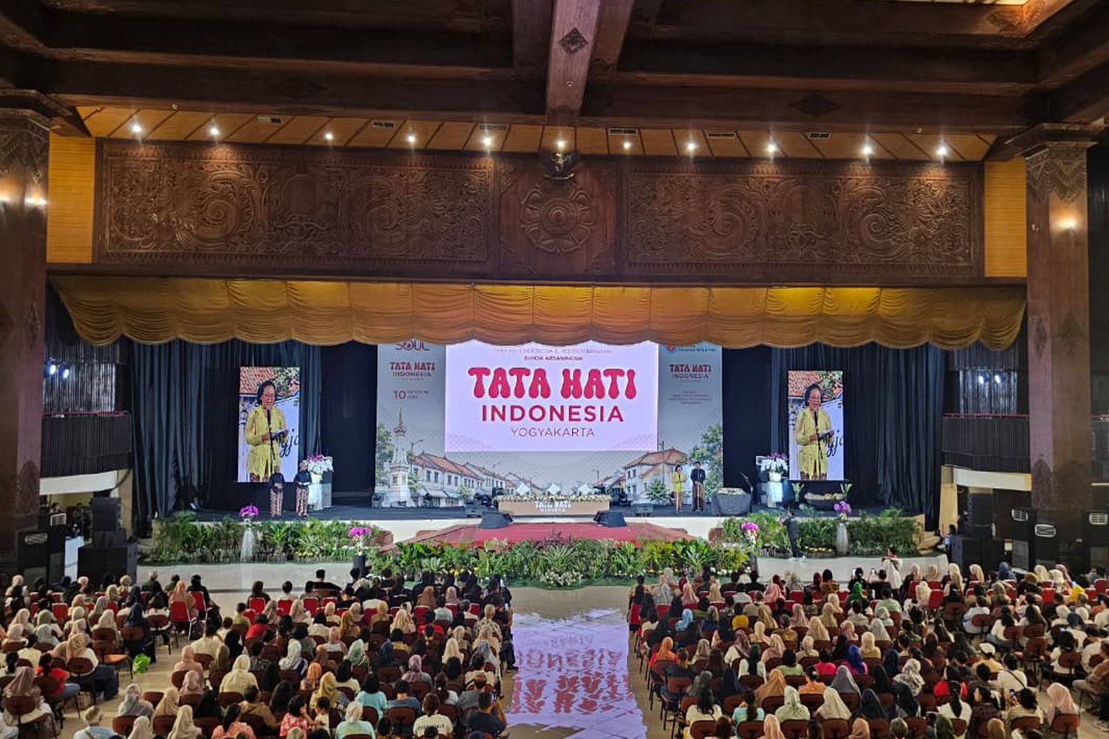 Sejumlah peserta mengikuti kegiatan diskusi dan meditasi Tata Hati Indonesia di Gedung Graha Sabha Pramana, Universitas Gadjah Mada, Yogyakarta, Sabtu (10/10/2026). Acara yang bertepatan dengan Hari Kesehatan Mental Dunia dan dihadiri sekitar 3.000 peserta ini menjadi wadah untuk menjaga kesehatan batin dan mental.