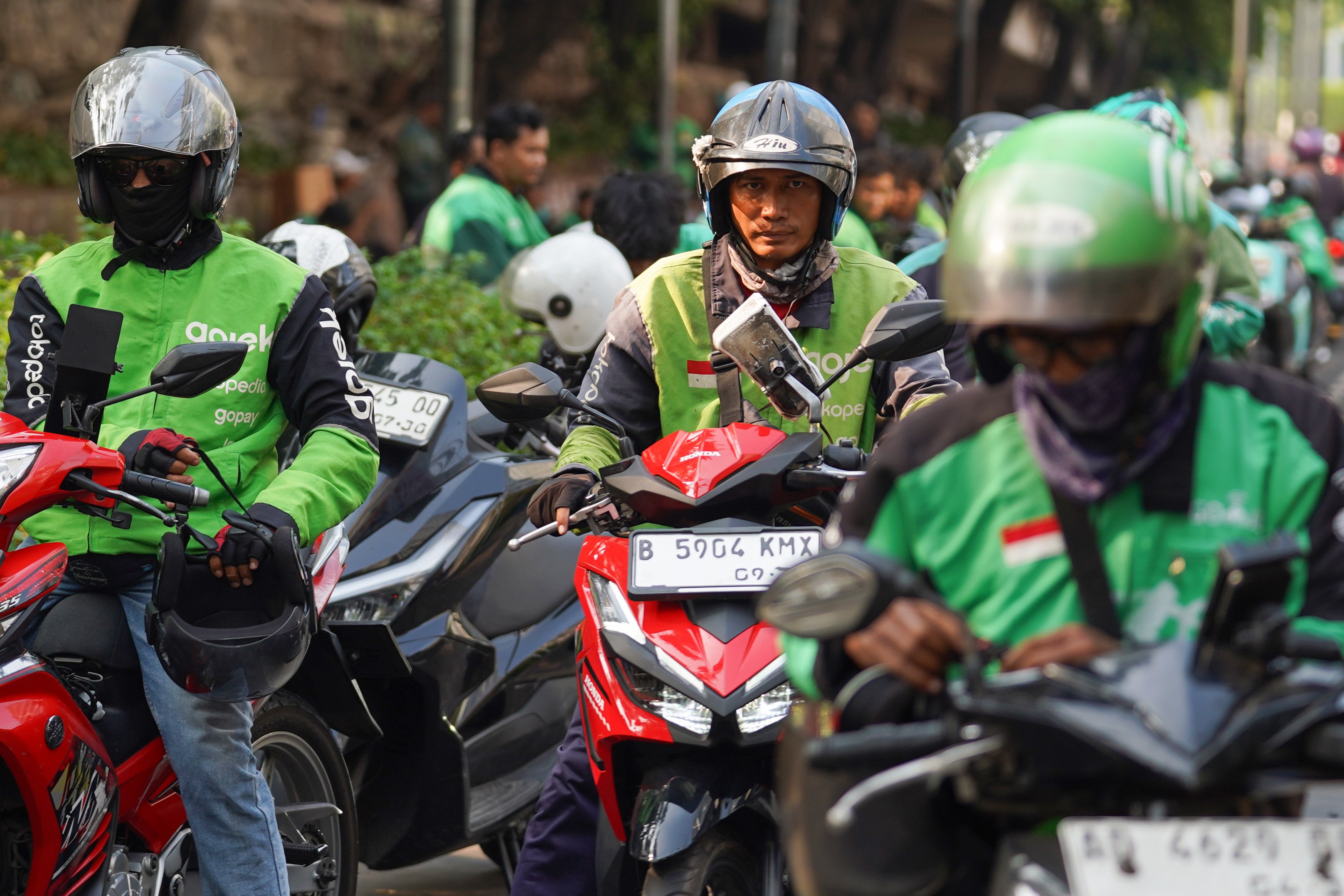 Pengemudi ojek online atau ojol menunggu pesanan di kawasan Dukuh Atas, Jakarta, Selasa (13/10/2026). Pemerintah resmi merilis Peraturan Presiden Nomor 27 Tahun 2026 tentang Perlindungan Ekosistem Transportasi Berbasis Platform Digital atau Perpres Ojol yang berisi tentang berbagai aspek terkait transportasi digital, mulai dari sistem elektronik, kemitraan, jaminan sosial, ketenagakerjaan, serta aturan-aturan untuk penerbitan peraturan pelaksanaan.