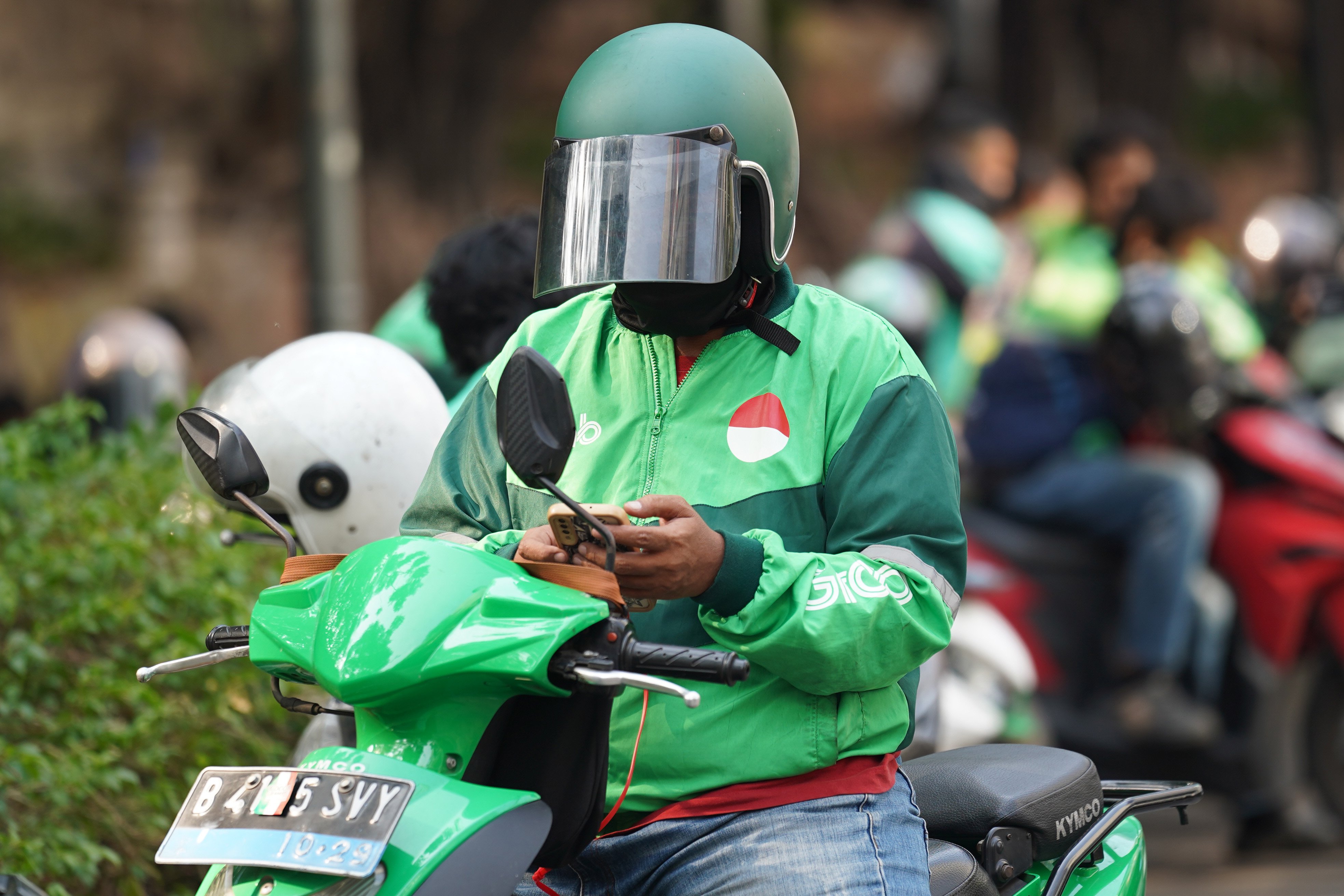 Pengemudi ojek online atau ojol menunggu pesanan di kawasan Dukuh Atas, Jakarta, Selasa (13/10/2026). Pemerintah resmi merilis Peraturan Presiden Nomor 27 Tahun 2026 tentang Perlindungan Ekosistem Transportasi Berbasis Platform Digital atau Perpres Ojol yang berisi tentang berbagai aspek terkait transportasi digital, mulai dari sistem elektronik, kemitraan, jaminan sosial, ketenagakerjaan, serta aturan-aturan untuk penerbitan peraturan pelaksanaan.