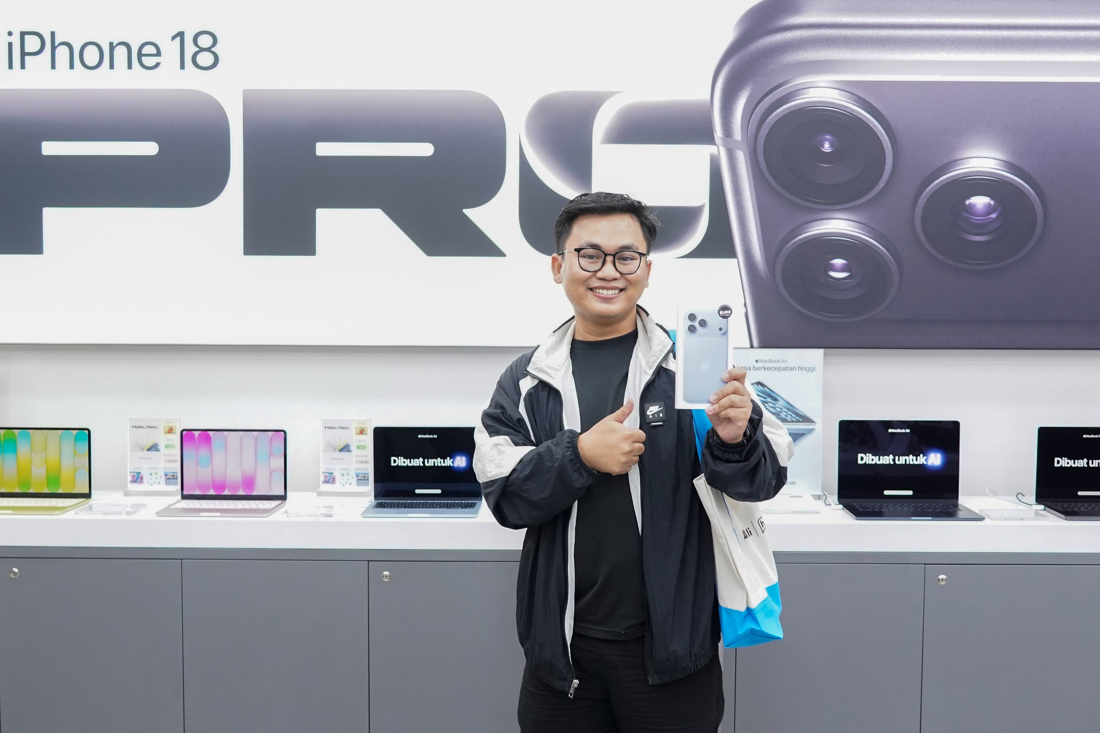 Pembeli menunjukkan iPhone 18 Pro dan iPhone 18 Pro Max yang dibeli di gerai hello Store, Mall Grand Indonesia, Jakarta, Jumat (16/10/2026). Apple resmi menjual handphone seri terbarunya iPhone 18 Pro dan iPhone 18 Pro Max dengan harga Rp 27.499.000 - Rp 58.999.000 untuk kapasitas penyimpanan mulai dari 256 gigabyte (GB) hingga 2 terabyte (TB). 