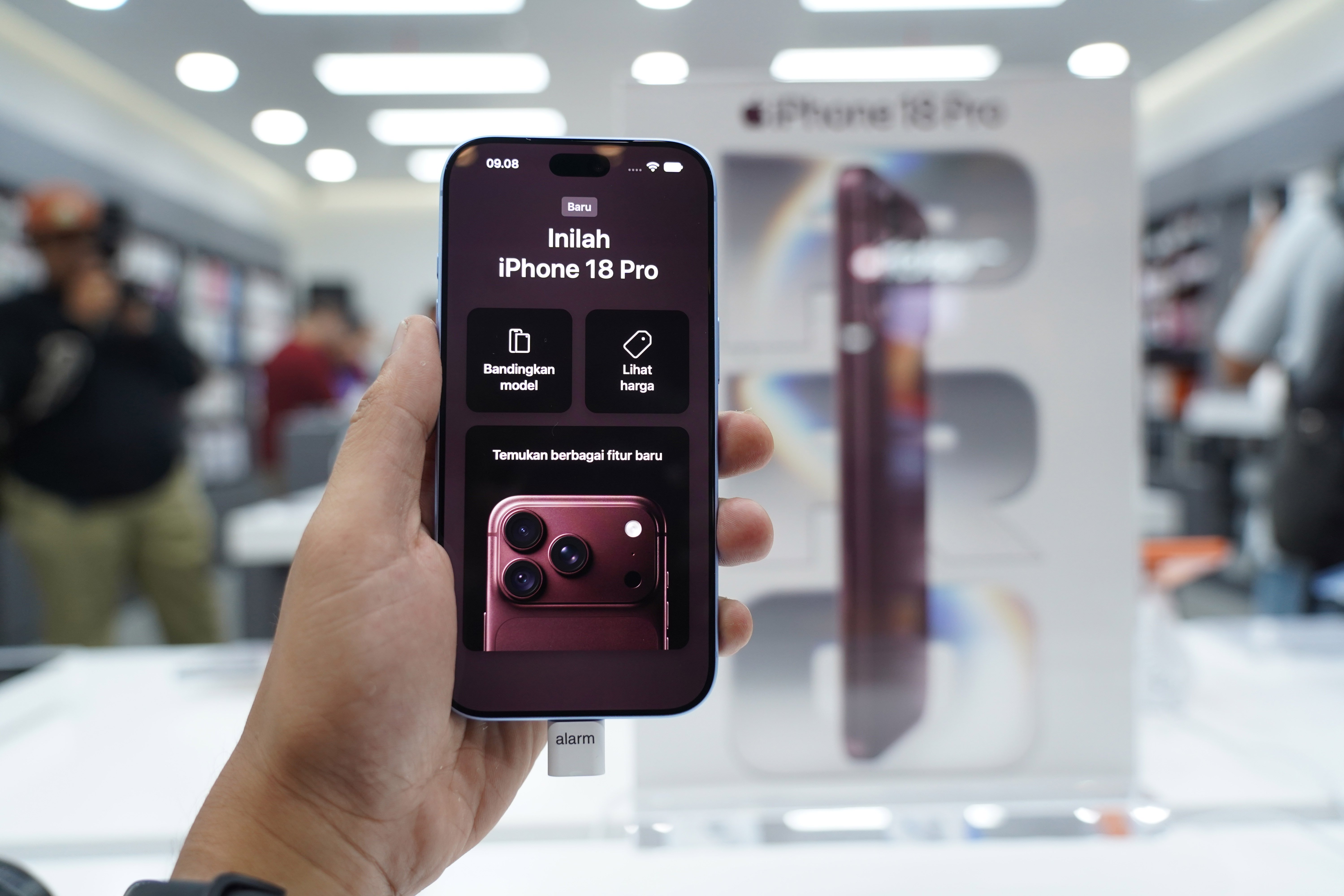 Calon pembeli melihat iPhone 18 Pro dan iPhone 18 Pro Max yang dijual di gerai hello Store, Mall Grand Indonesia, Jakarta, Jumat (16/10/2026). Apple resmi menjual handphone seri terbarunya iPhone 18 Pro dan iPhone 18 Pro Max dengan harga Rp 27.499.000 - Rp 58.999.000 untuk kapasitas penyimpanan mulai dari 256 gigabyte (GB) hingga 2 terabyte (TB). 
