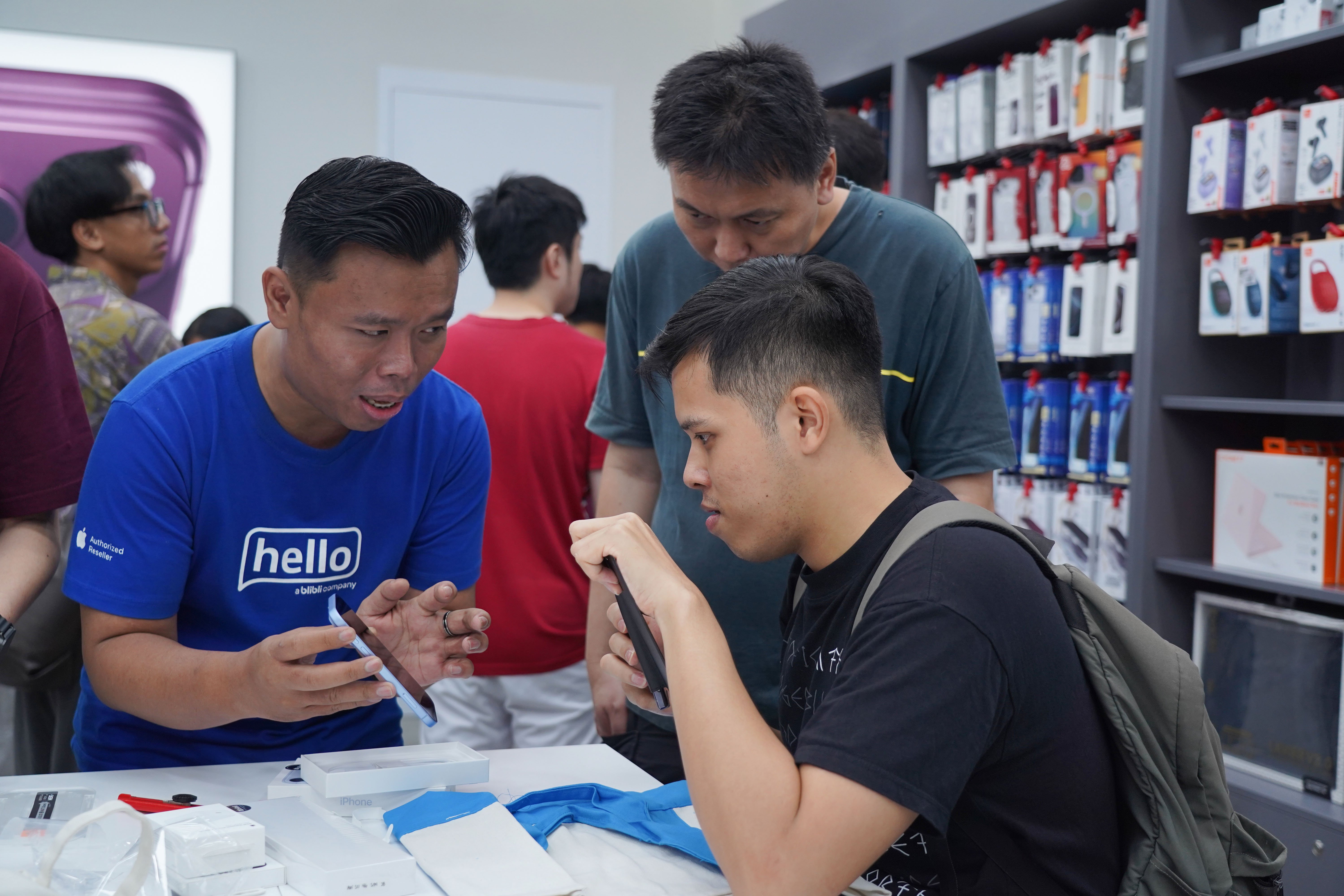Calon pembeli melihat iPhone 18 Pro dan iPhone 18 Pro Max yang dijual di gerai hello Store, Mall Grand Indonesia, Jakarta, Jumat (16/10/2026). Apple resmi menjual handphone seri terbarunya iPhone 18 Pro dan iPhone 18 Pro Max dengan harga Rp 27.499.000 - Rp 58.999.000 untuk kapasitas penyimpanan mulai dari 256 gigabyte (GB) hingga 2 terabyte (TB). 