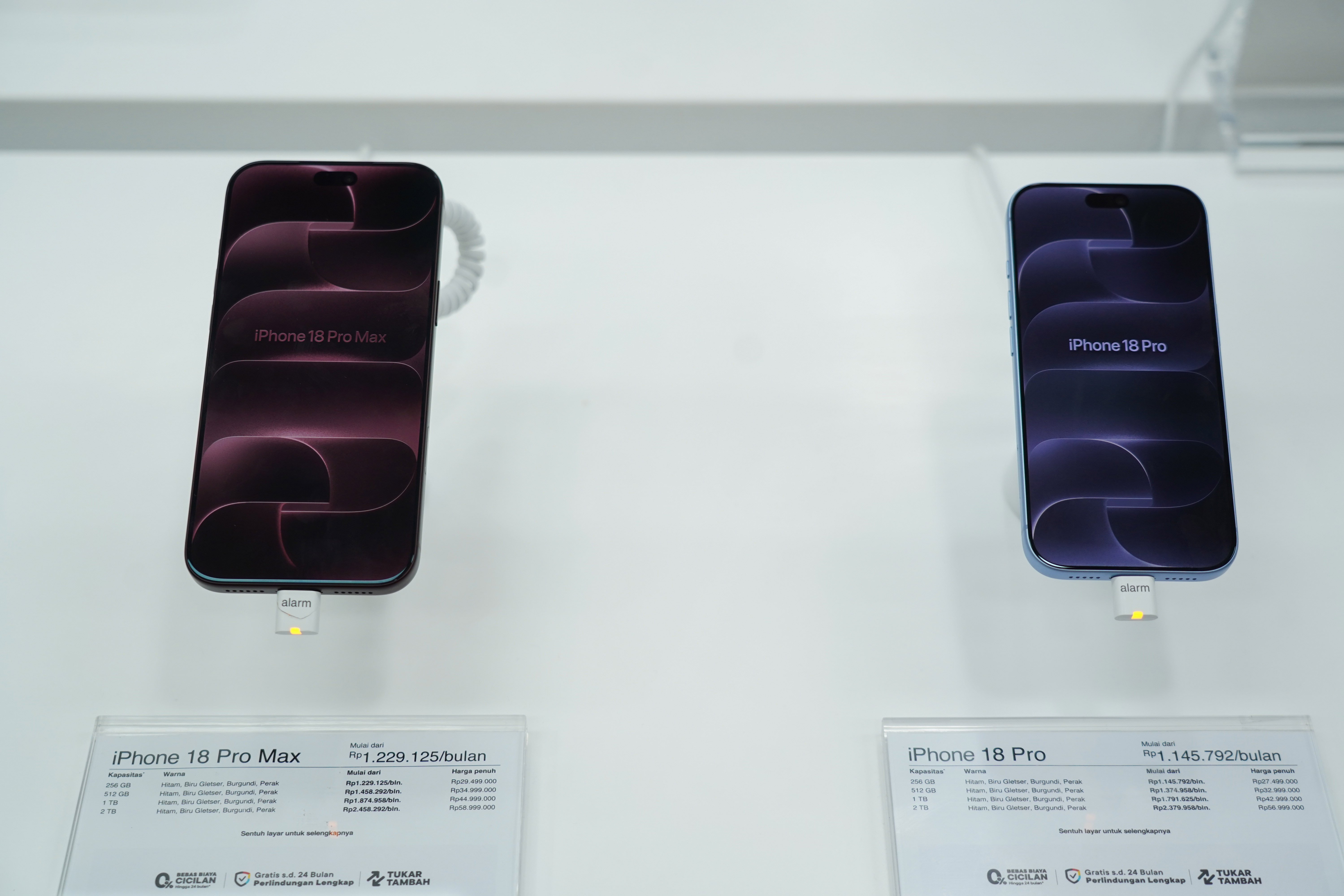 iPhone 18 Pro dan iPhone 18 Pro Max yang dijual di gerai hello Store, Mall Grand Indonesia, Jakarta, Jumat (16/10/2026). Apple resmi menjual handphone seri terbarunya iPhone 18 Pro dan iPhone 18 Pro Max dengan harga Rp 27.499.000 - Rp 58.999.000 untuk kapasitas penyimpanan mulai dari 256 gigabyte (GB) hingga 2 terabyte (TB). 