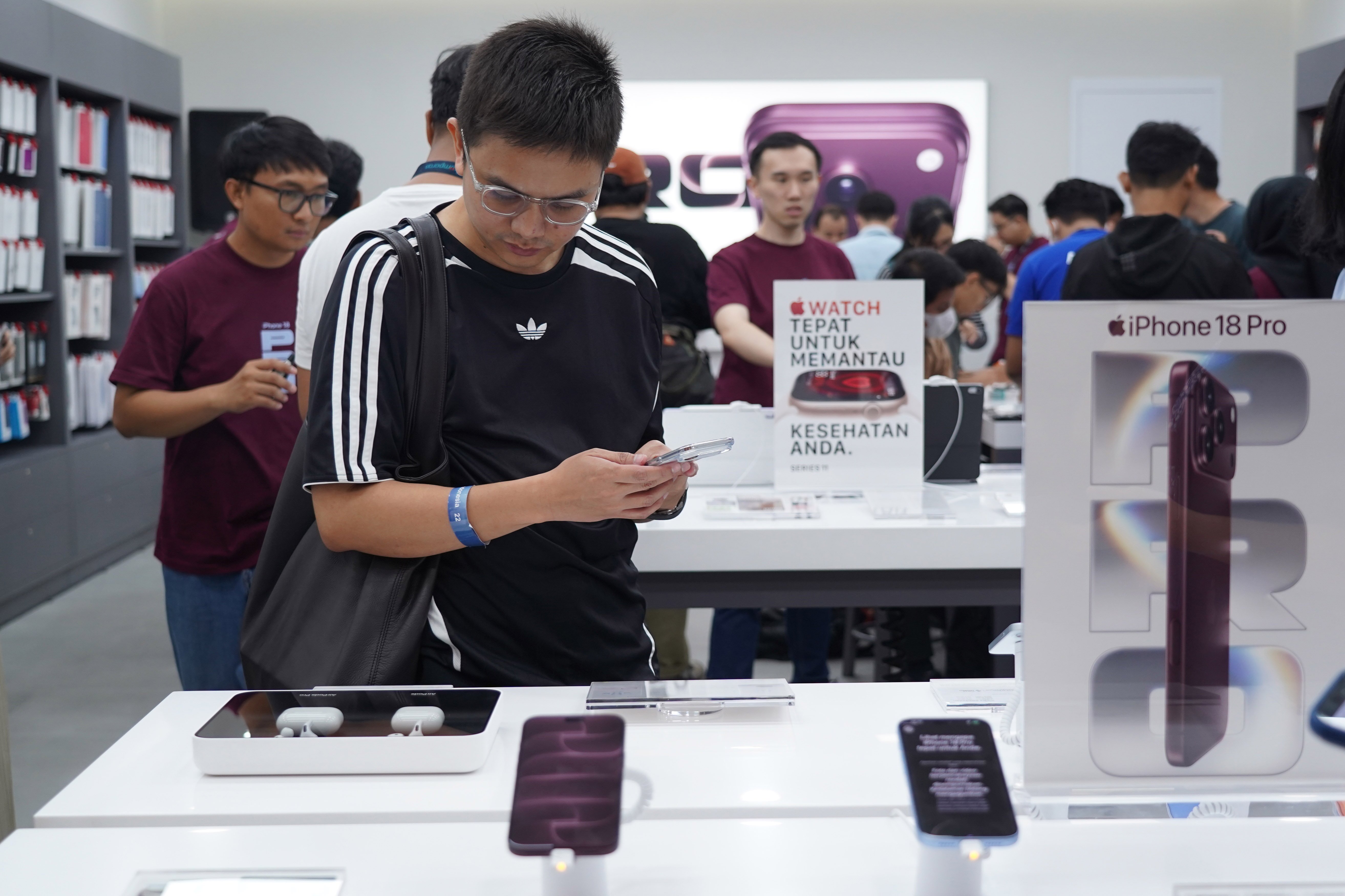 Calon pembeli melihat iPhone 18 Pro dan iPhone 18 Pro Max yang dijual di gerai hello Store, Mall Grand Indonesia, Jakarta, Jumat (16/10/2026). Apple resmi menjual handphone seri terbarunya iPhone 18 Pro dan iPhone 18 Pro Max dengan harga Rp 27.499.000 - Rp 58.999.000 untuk kapasitas penyimpanan mulai dari 256 gigabyte (GB) hingga 2 terabyte (TB). 