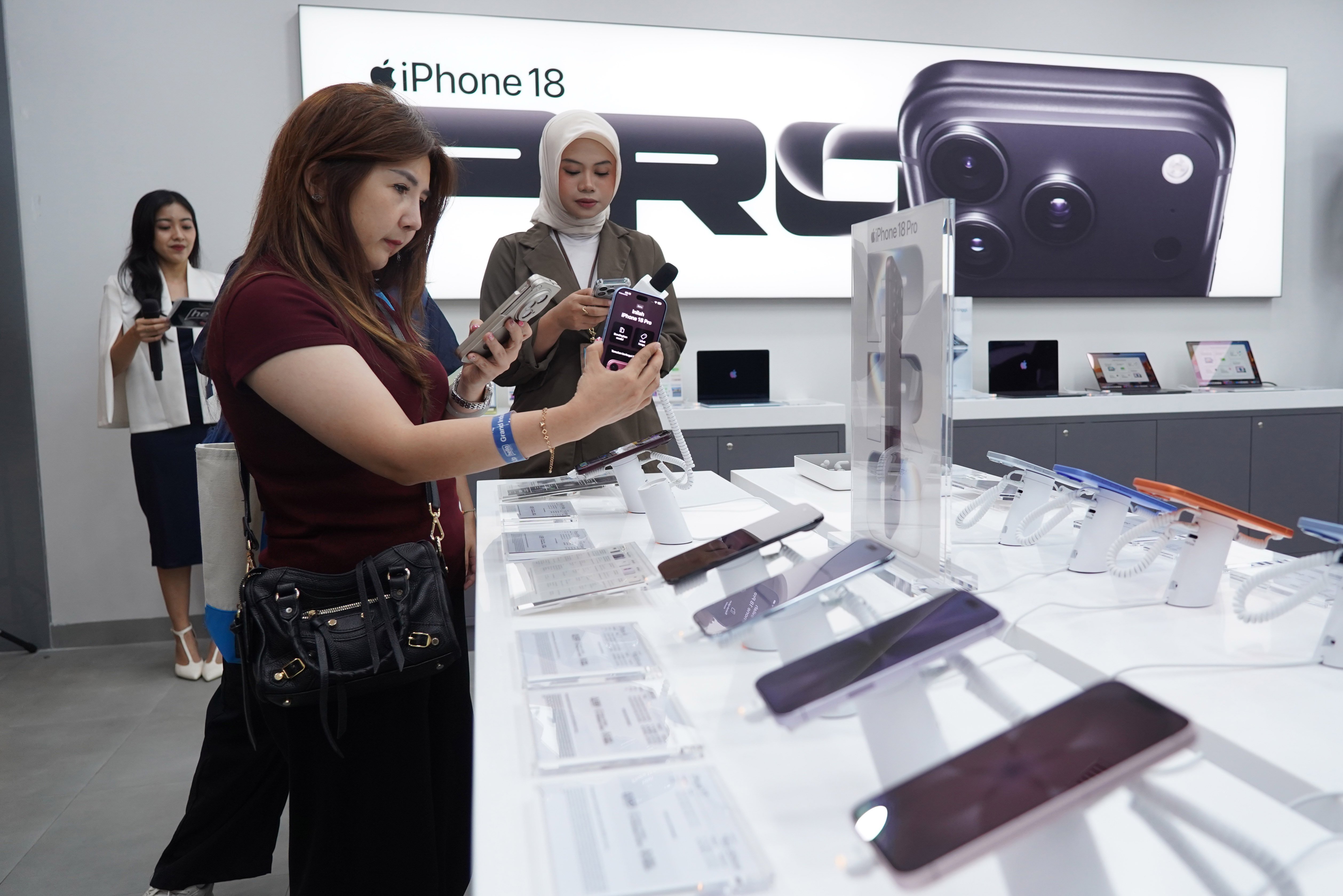 Calon pembeli melihat iPhone 18 Pro dan iPhone 18 Pro Max yang dijual di gerai hello Store, Mall Grand Indonesia, Jakarta, Jumat (16/10/2026). Apple resmi menjual handphone seri terbarunya iPhone 18 Pro dan iPhone 18 Pro Max dengan harga Rp 27.499.000 - Rp 58.999.000 untuk kapasitas penyimpanan mulai dari 256 gigabyte (GB) hingga 2 terabyte (TB). 