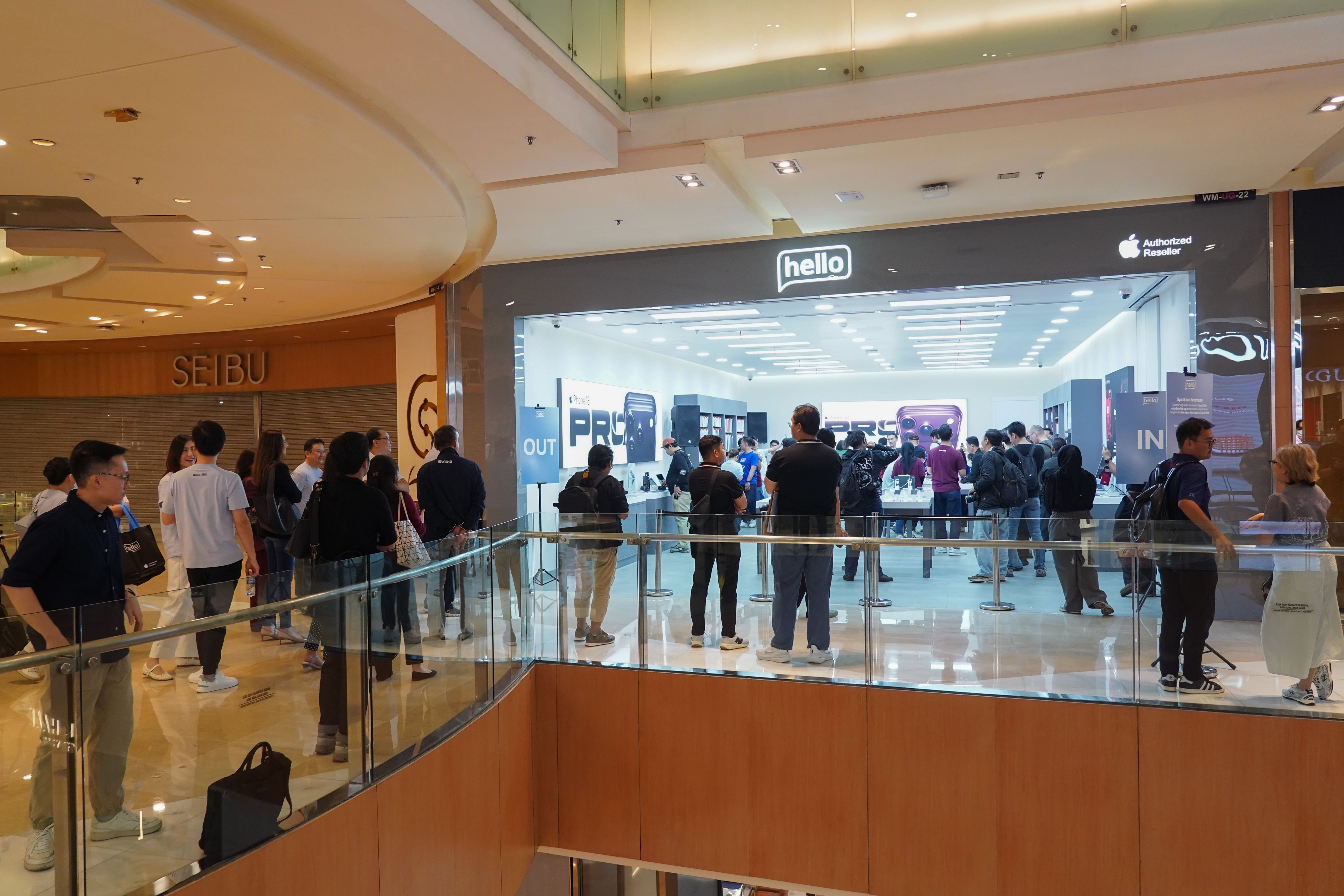 Calon pembeli mengantre untuk membeli iPhone 18 Pro dan iPhone 18 Pro Max yang dijual di gerai hello Store, Mall Grand Indonesia, Jakarta, Jumat (16/10/2026). Apple resmi menjual handphone seri terbarunya iPhone 18 Pro dan iPhone 18 Pro Max dengan harga Rp 27.499.000 - Rp 58.999.000 untuk kapasitas penyimpanan mulai dari 256 gigabyte (GB) hingga 2 terabyte (TB). 
