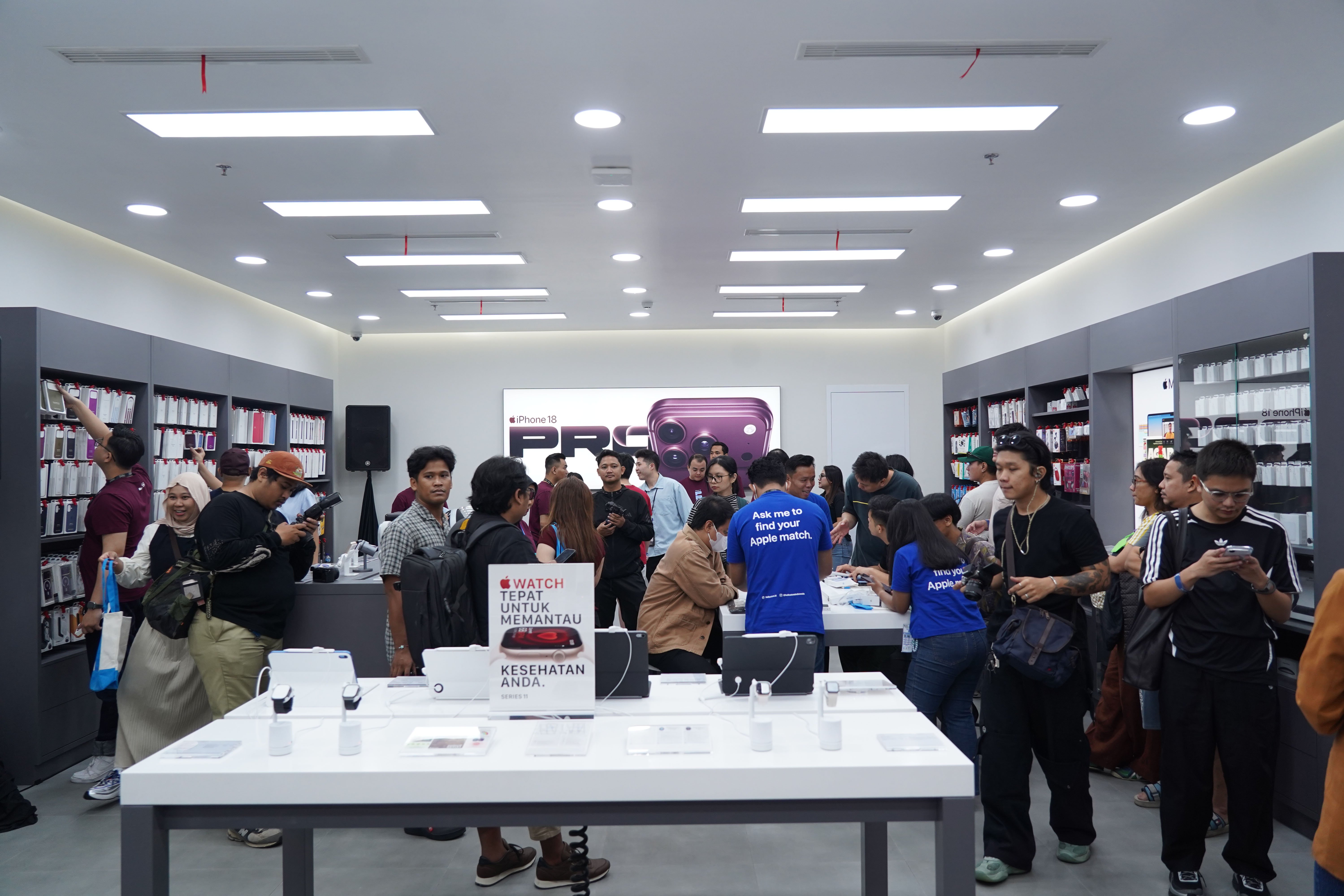 Calon pembeli mengantre untuk membeli iPhone 18 Pro dan iPhone 18 Pro Max yang dijual di gerai hello Store, Mall Grand Indonesia, Jakarta, Jumat (16/10/2026). Apple resmi menjual handphone seri terbarunya iPhone 18 Pro dan iPhone 18 Pro Max dengan harga Rp 27.499.000 - Rp 58.999.000 untuk kapasitas penyimpanan mulai dari 256 gigabyte (GB) hingga 2 terabyte (TB). 