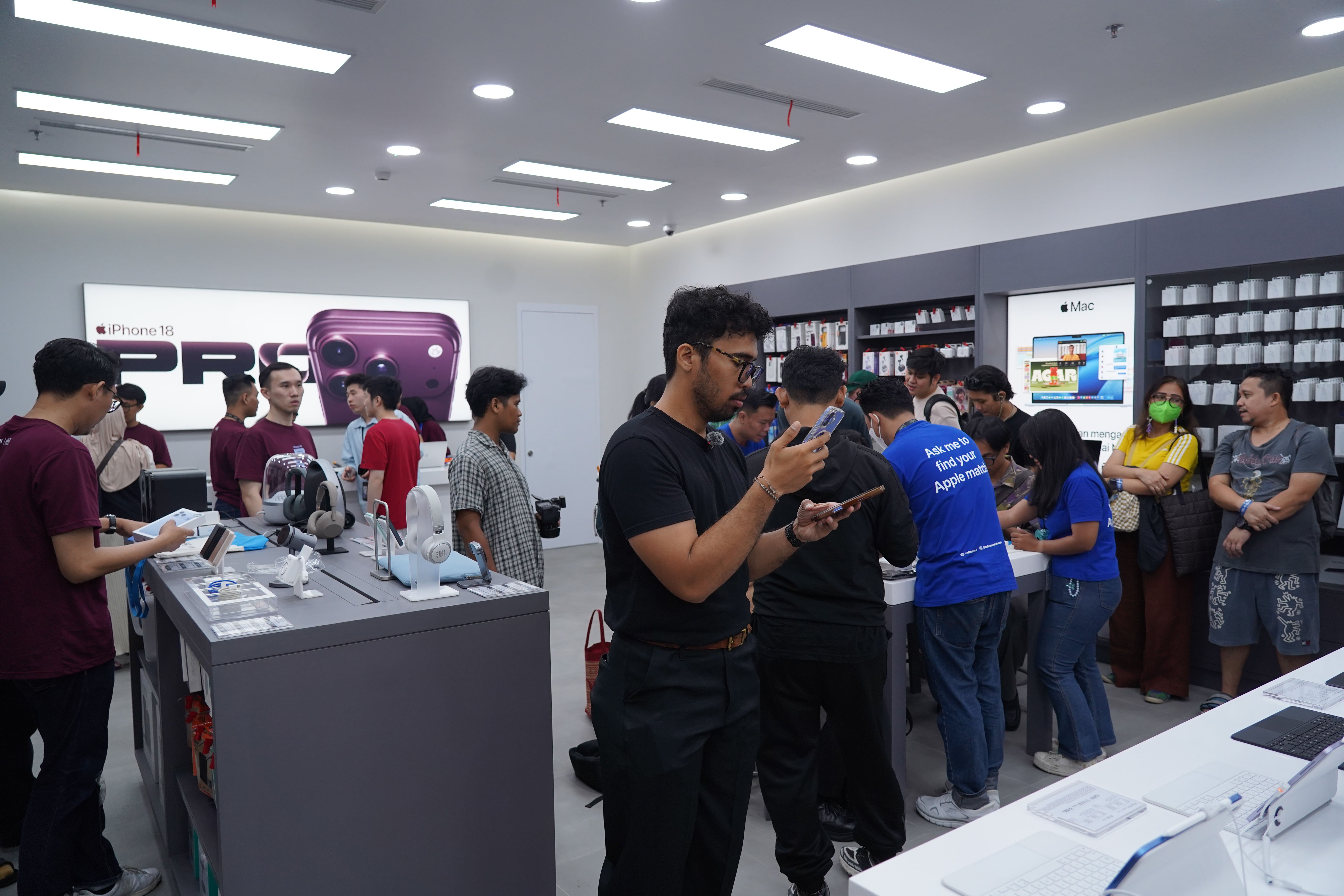 Calon pembeli mengantre untuk membeli iPhone 18 Pro dan iPhone 18 Pro Max yang dijual di gerai hello Store, Mall Grand Indonesia, Jakarta, Jumat (16/10/2026). Apple resmi menjual handphone seri terbarunya iPhone 18 Pro dan iPhone 18 Pro Max dengan harga Rp 27.499.000 - Rp 58.999.000 untuk kapasitas penyimpanan mulai dari 256 gigabyte (GB) hingga 2 terabyte (TB). 