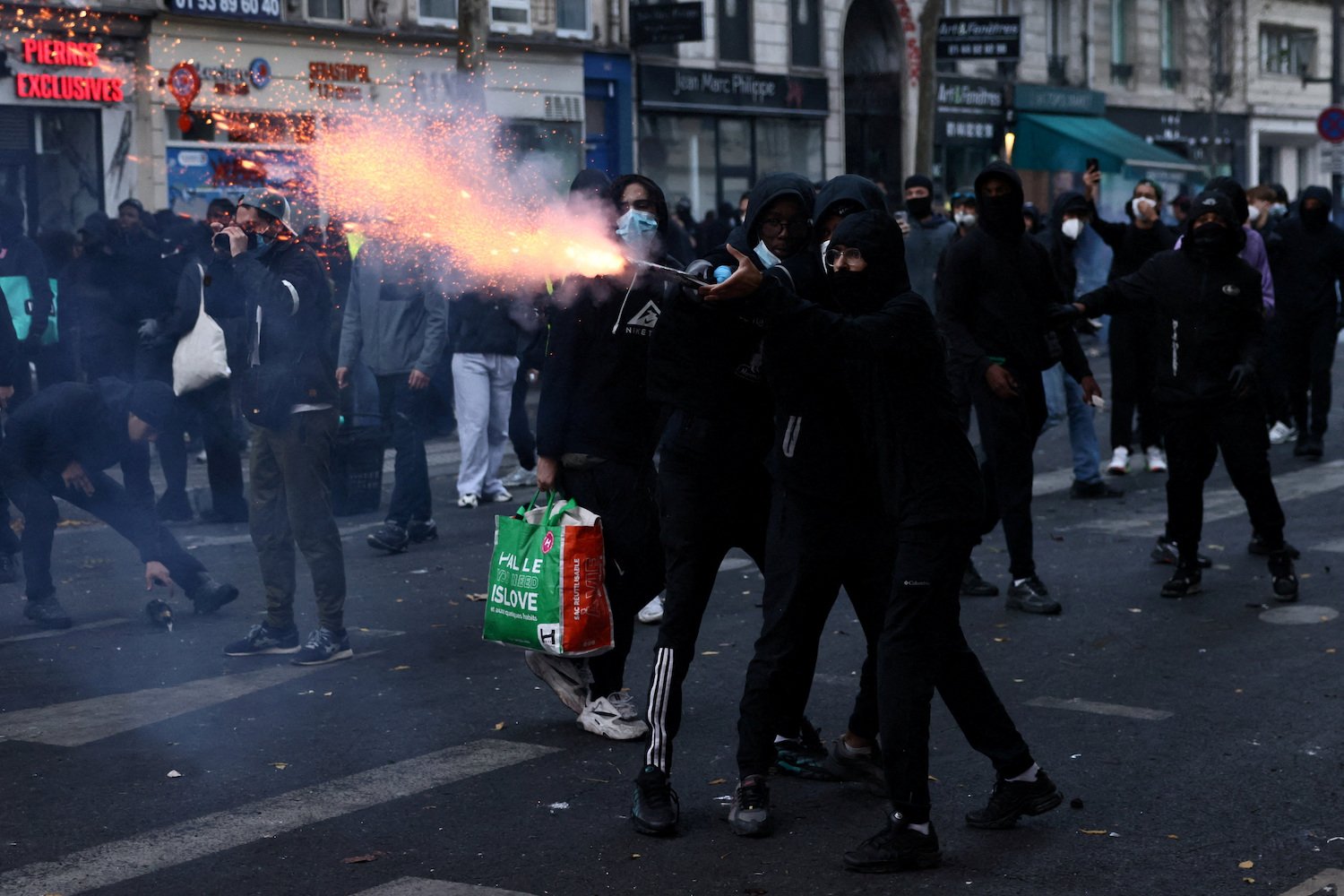 Pengunjuk rasa menggunakan kembang api di tengah bentrokan dalam aksi demonstrasi menentang biaya hidup dan kenaikan harga bahan bakar di Paris, Prancis, Sabtu (17/10/2026). Aksi ini merupakan bagian dari rangkaian unjuk rasa nasional yang digerakkan oleh gerakan 