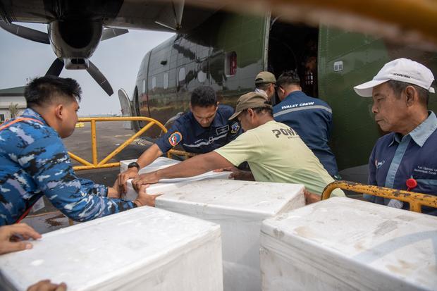 Prajurit TNI AU dibantu pekerja memindahkan boks berisi dry ice atau es kering sebagai bahan semai untuk Operasi Modifikasi Cuaca (OMC) ke dalam pesawat Cassa C-212 milik Skadron IV Wing Udara 1.2 Grup 1 Angkut Lanud Abdulrachman Saleh di Base Ops Lanud Sri Mulyono Herlambang (SMH), Palembang, Sumatera Selatan, Senin (19/10/2026). Kementerian Kehutanan bersama BMKG serta TNI menggelar OMC menggunakan es kering untuk membantu mengurai asap imbas dari kebakaran hutan dan lahan.