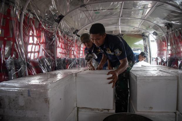 Prajurit TNI AU menyusun boks berisi dry ice atau es kering sebagai bahan semai untuk Operasi Modifikasi Cuaca (OMC) di dalam pesawat Cassa C-212 milik Skadron IV Wing Udara 1.2 Grup 1 Angkut Lanud Abdulrachman Saleh di Base Ops Lanud Sri Mulyono Herlambang (SMH), Palembang, Sumatera Selatan, Senin (19/10/2026). Kementerian Kehutanan (Kemenhut) bersama BMKG serta TNI menggelar OMC menggunakan es kering untuk membantu mengurai asap akibat kebakaran hutan dan lahan.