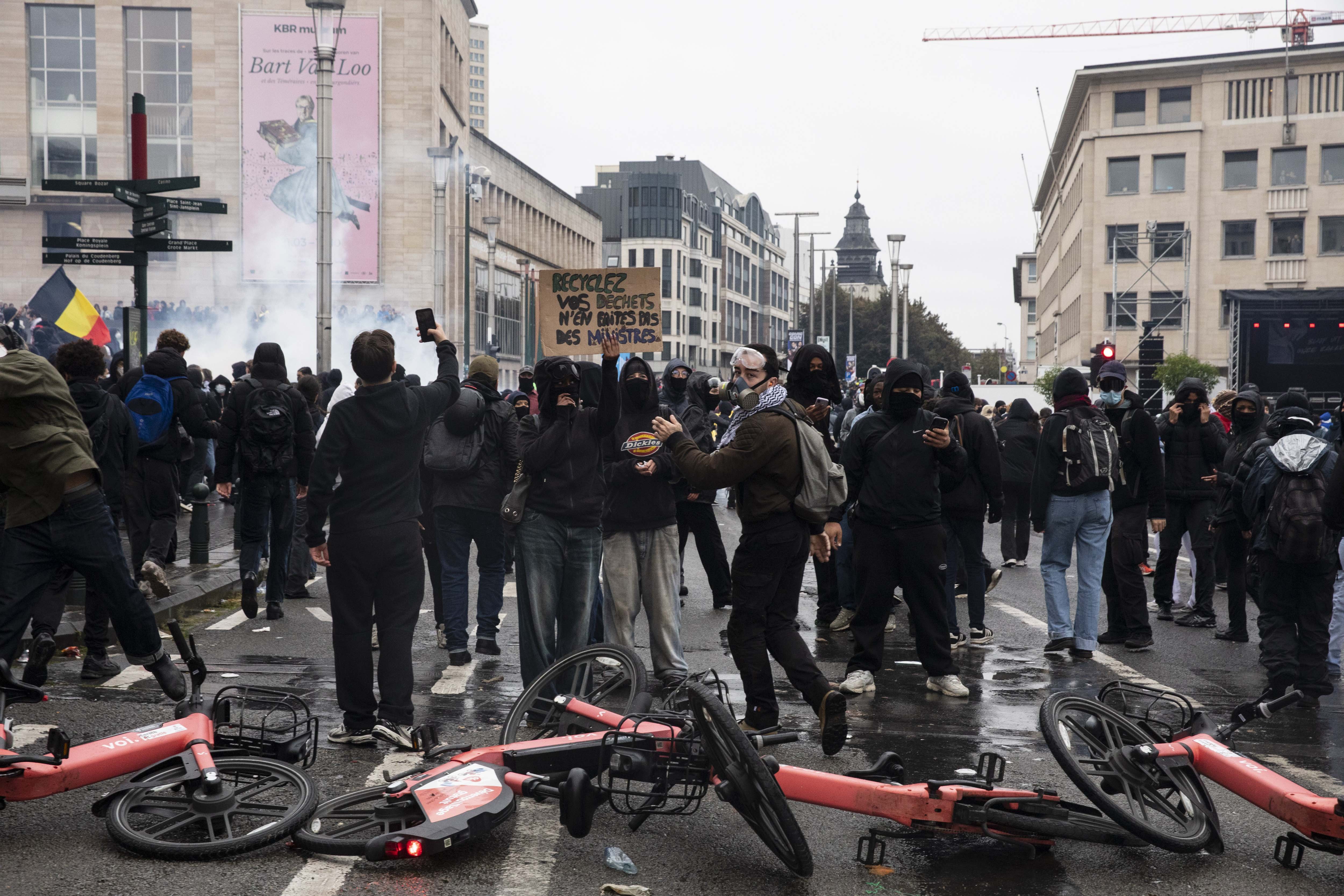 Pengunjuk rasa berdemonstrasi di Brussel, Belgia, Jumat (9/10/2026). Sekitar 40.000 pengunjuk rasa berpawai di jalan-jalan Brussel atas seruan berbagai serikat pekerja sebagai bentuk penolakan terhadap kebijakan penghematan pemerintah.