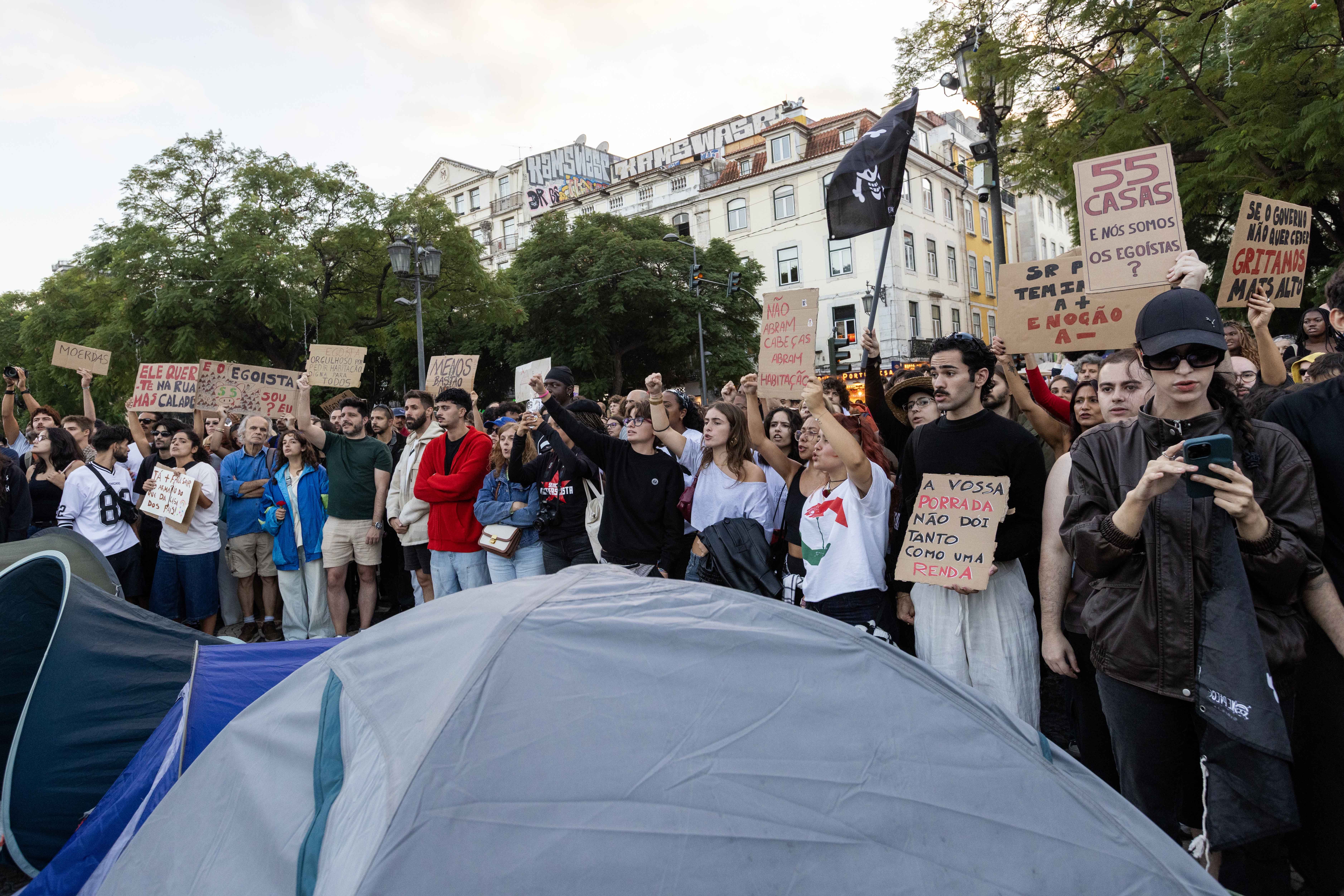 Para pengunjuk rasa mengangkat poster dan meneriakkan slogan dalam sebuah aksi protes menentang kurangnya ketersediaan perumahan di Alun-alun Rossio, Lisbon, Portugal, Sabtu (17/10/2026). Demonstrasi tersebut bertujuan untuk mendesak pemerintah Portugal agar menerapkan pengendalian harga sewa, memperluas penyediaan perumahan publik, serta mengatasi lonjakan harga properti yang sangat membebani para penyewa di seluruh negeri.
