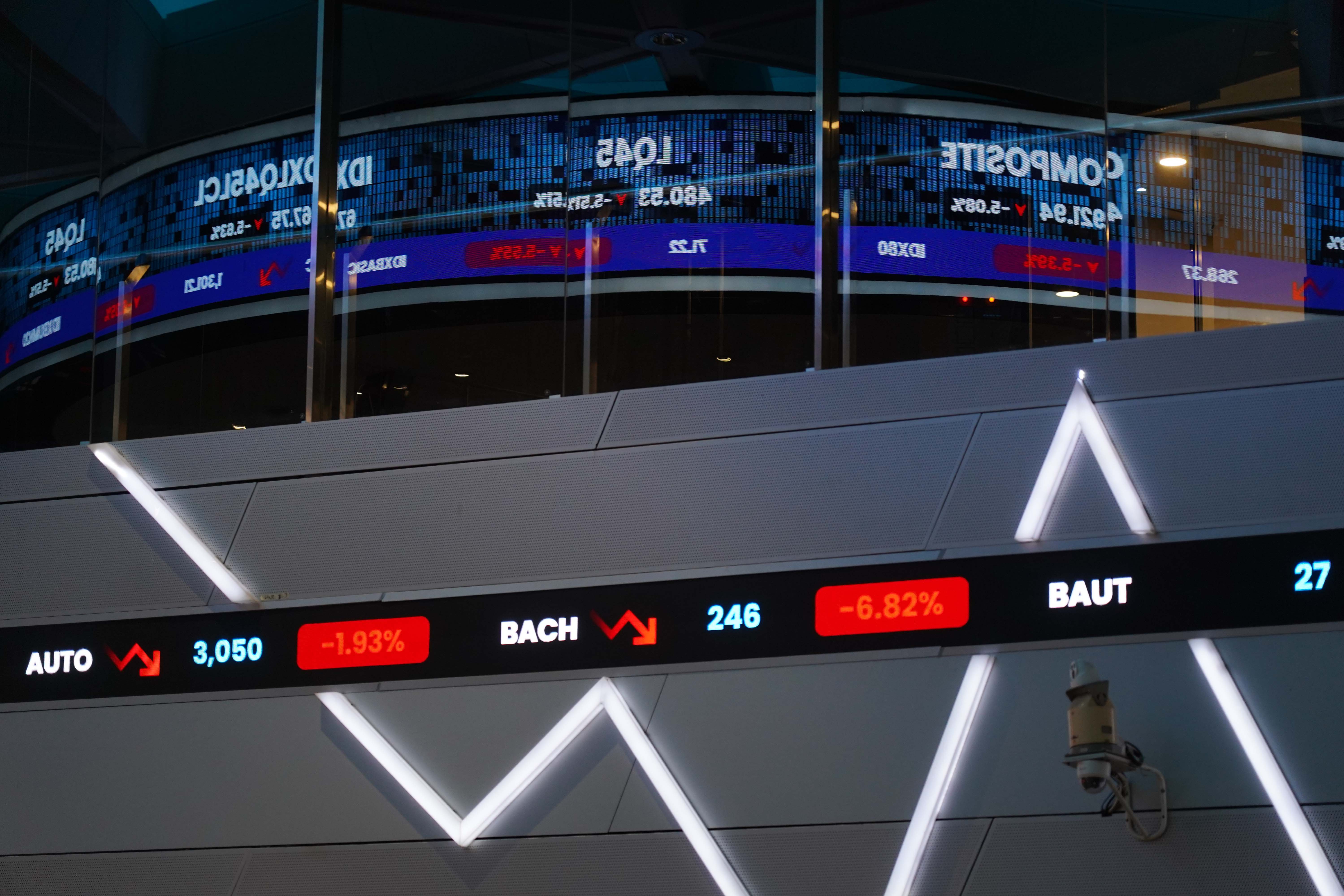 Layar digital yang menampilkan pergerakan Indeks Harga Saham Gabungan (IHSG) di Bursa Efek Indonesia (BEI), Jakarta, Senin (19/10/2026). IHSG anjlok 5,05% atau 261,84 poin ke level 4.923 pada perdagangan sesi pertama dengan sebanyak 744 saham ditutup turun, 42 saham naik dan 13 saham lainnya tak bergerak.