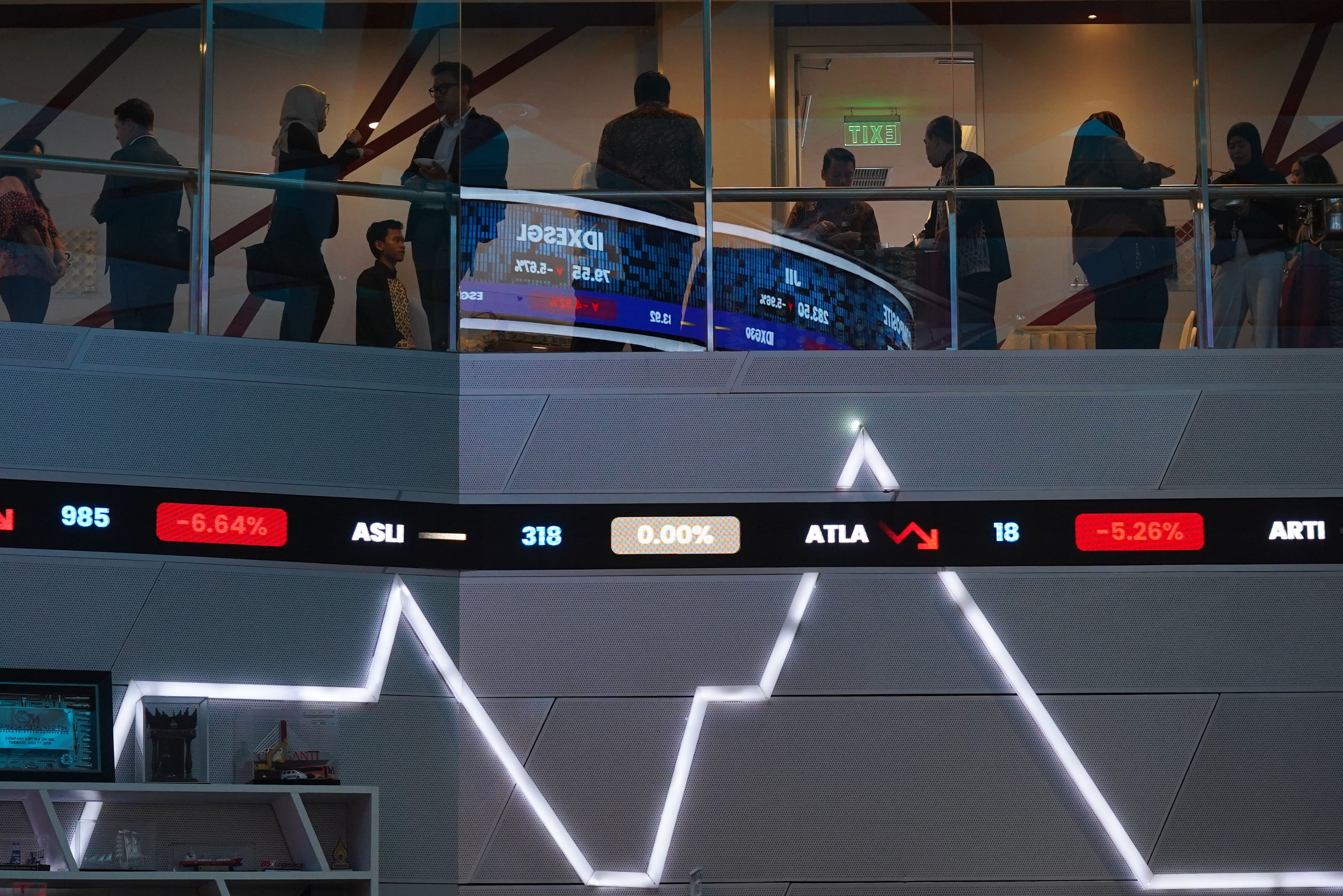 Pekerja berada di dekat layar digital yang menampilkan pergerakan Indeks Harga Saham Gabungan (IHSG) di Bursa Efek Indonesia (BEI), Jakarta, Senin (19/10/2026). IHSG anjlok 5,05% atau 261,84 poin ke level 4.923 pada perdagangan sesi pertama dengan sebanyak 744 saham ditutup turun, 42 saham naik dan 13 saham lainnya tak bergerak.