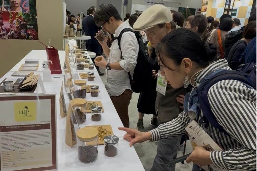 Pengunjung merasakan langsung aroma biji kopi spesialti dari berbagai daerah di SCAJ 2026.