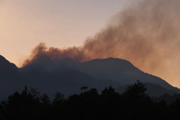 Kepulan asap kebakaran hutan dan lahan (Karhutla) Gunung Lawu terpantau dari Segoro Gunung, Karanganyar, Jawa Tengah, Selasa (20/10/2026). Pemerintah Kabupaten (Pemkab) Karanganyar menetapkan status tanggap darurat kebakaran hutan dan lahan (karhutla) di kawasan lereng Gunung Lawu selama 14 hari sejak Sabtu (17/10) untuk mempercepat penanganan kebakaran, sementara berdasarkan data terakhir Badan Penanggulangan Bencana Daerah (BPBD) Karhutla Gunung Lawu yang terbakar mencapai 130 hektare.