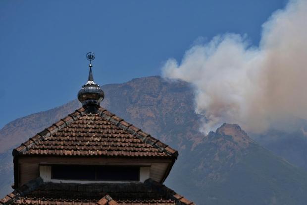 Asap membubung dari lokasi kebakaran hutan di Gunung Sumbing wilayah Garung, Kalikajar, Wonosobo, Jawa Tengah, Selasa (20/10/2026). BPBD setempat menyatakan kebakaran hutan di Gunung Sumbing diketahui pada Senin (19/10/2026) sekitar pukul 15.00 WIB dan terus meluas hingga mendekati wilayah Temanggung akibat sulitnya proses pemadaman, medan yang terjal, serta tiupan angin kencang.