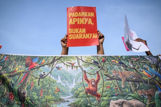 Pengunjuk rasa mengikuti aksi peringatan pemerintahan dua tahun Prabowo-Gibran di Tugu Tani, Jakarta, Selasa (20/10/2026). Dalam aksinya, massa aksi menuntut beberapa hal diantaranya penanganan karhutla dan banjir sebagai bencana nasional serta penindakan tegas terhadap korporasi terkait dan juga penurunan biaya serta pemerataan akses pendidikan dan kesehatan.