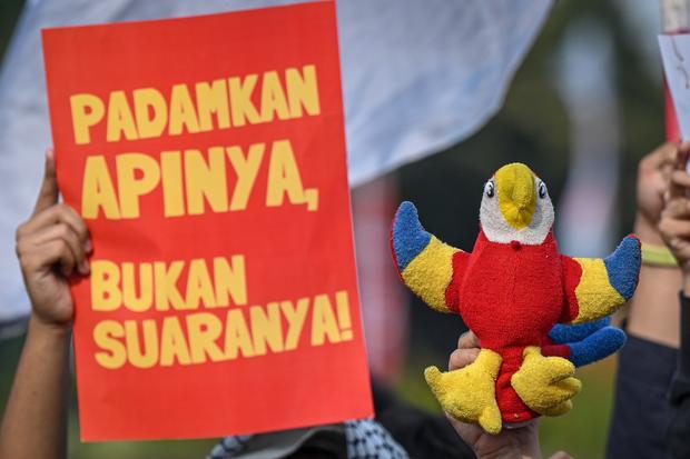 Pengunjuk rasa mengikuti aksi peringatan pemerintahan dua tahun Prabowo-Gibran di Tugu Tani, Jakarta, Selasa (20/10/2026). Dalam aksinya, massa aksi menuntut beberapa hal diantaranya penanganan karhutla dan banjir sebagai bencana nasional serta penindakan tegas terhadap korporasi terkait dan juga penurunan biaya serta pemerataan akses pendidikan dan kesehatan.